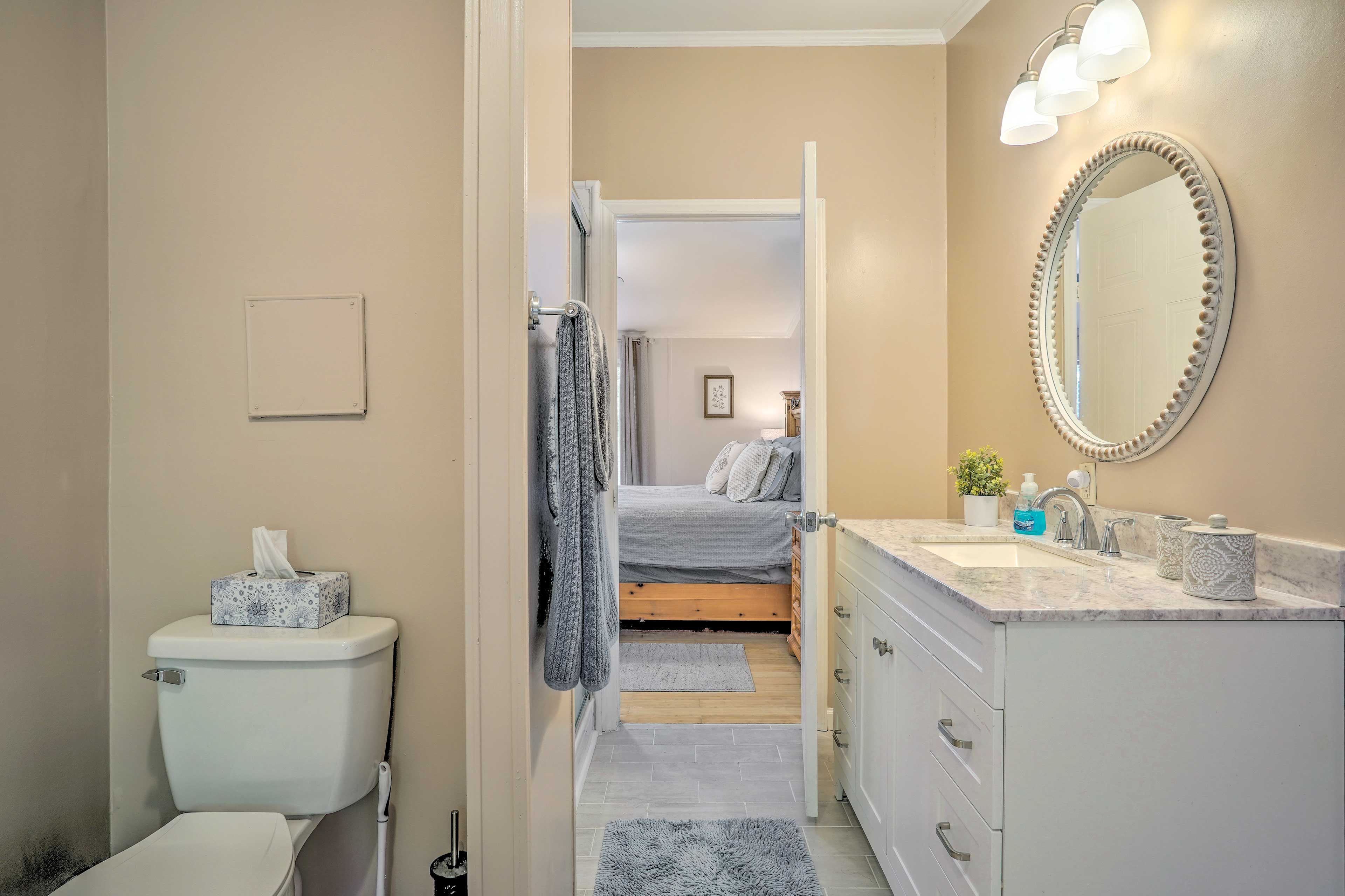 Full Bathroom | Main Floor | Bathtub | Hair Dryer | Complimentary Toiletries
