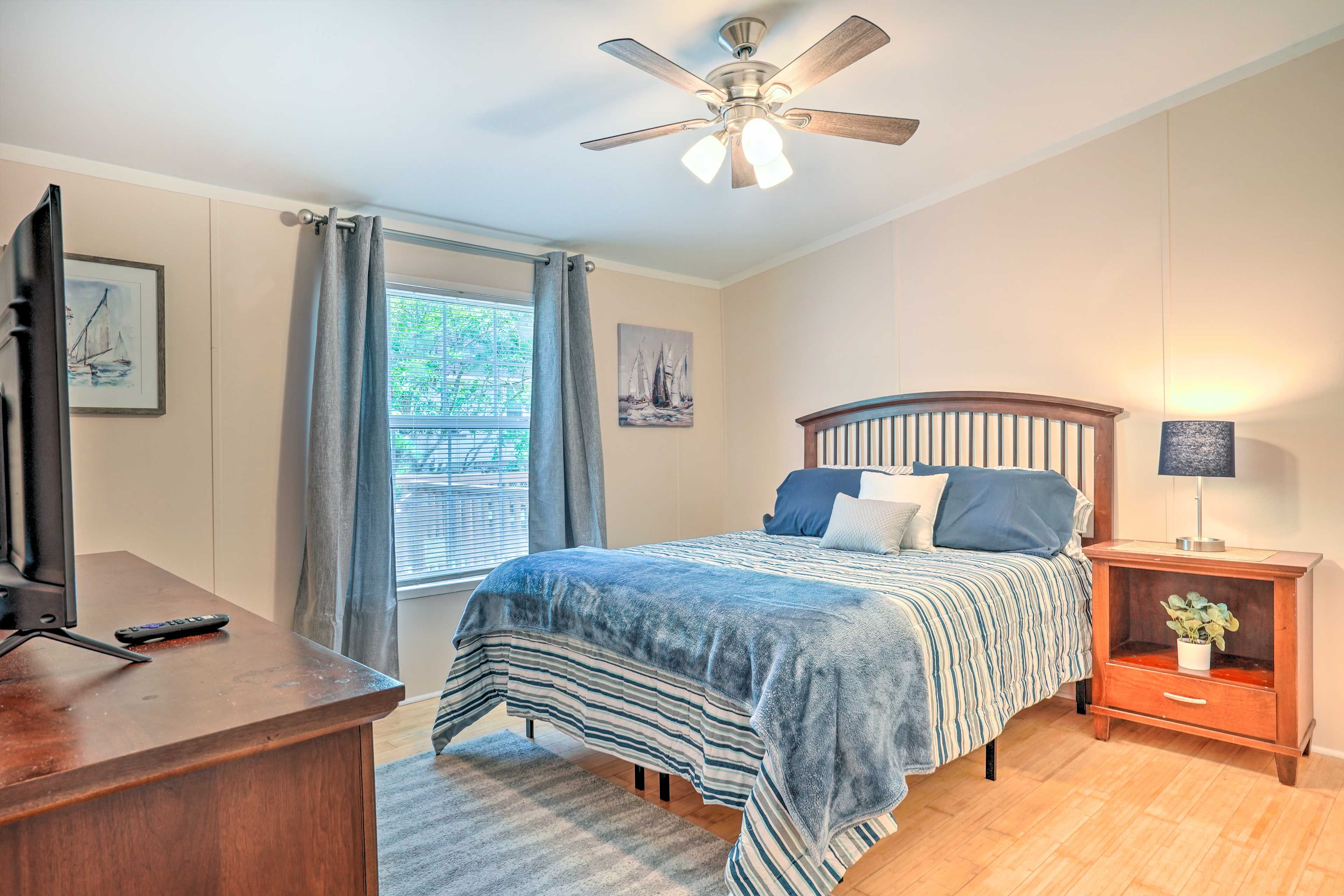 Bedroom 3 | Queen Bed | Main Floor | Linens Provided