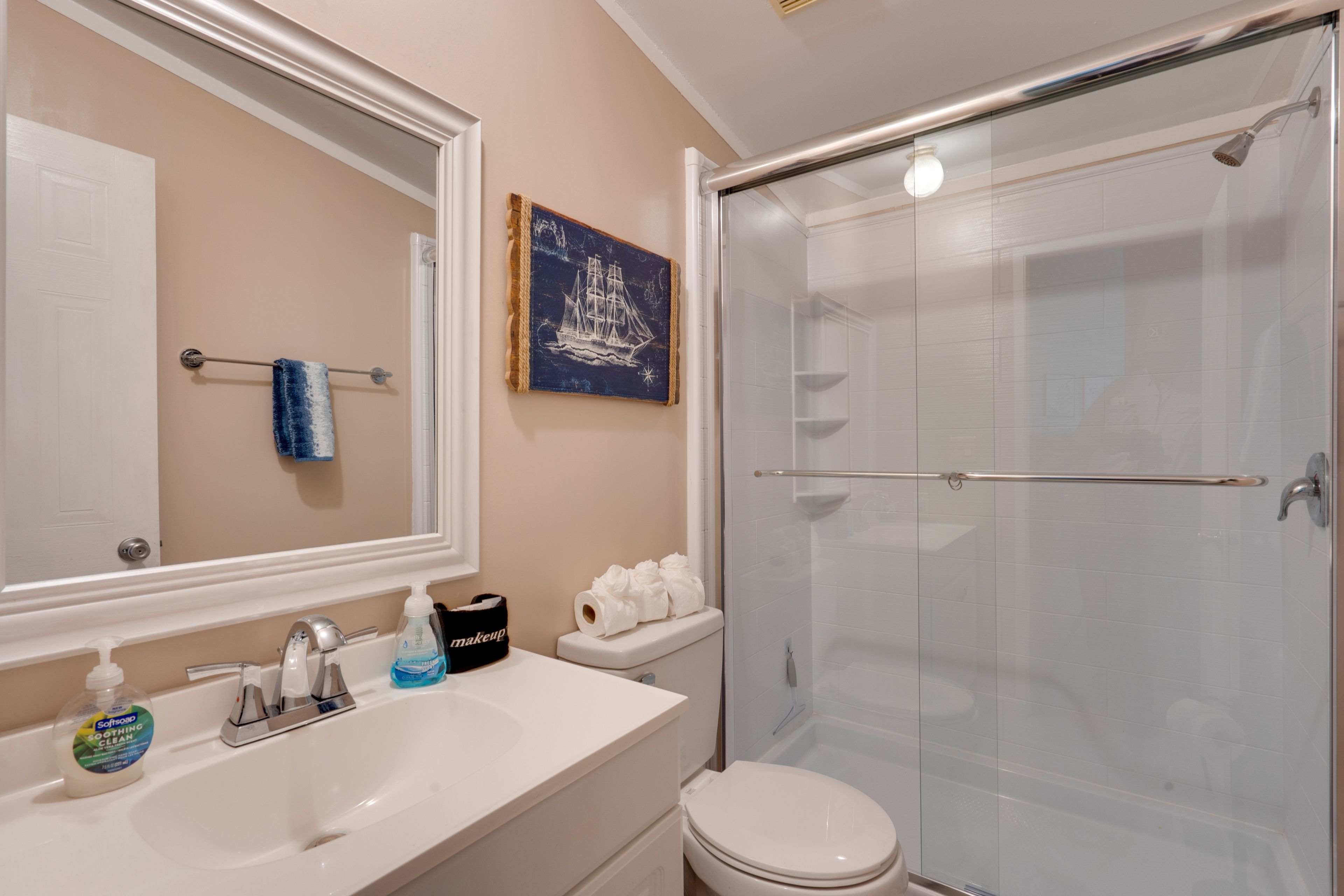 Full Bathroom | Main Floor | Towels & Shampoo Provided