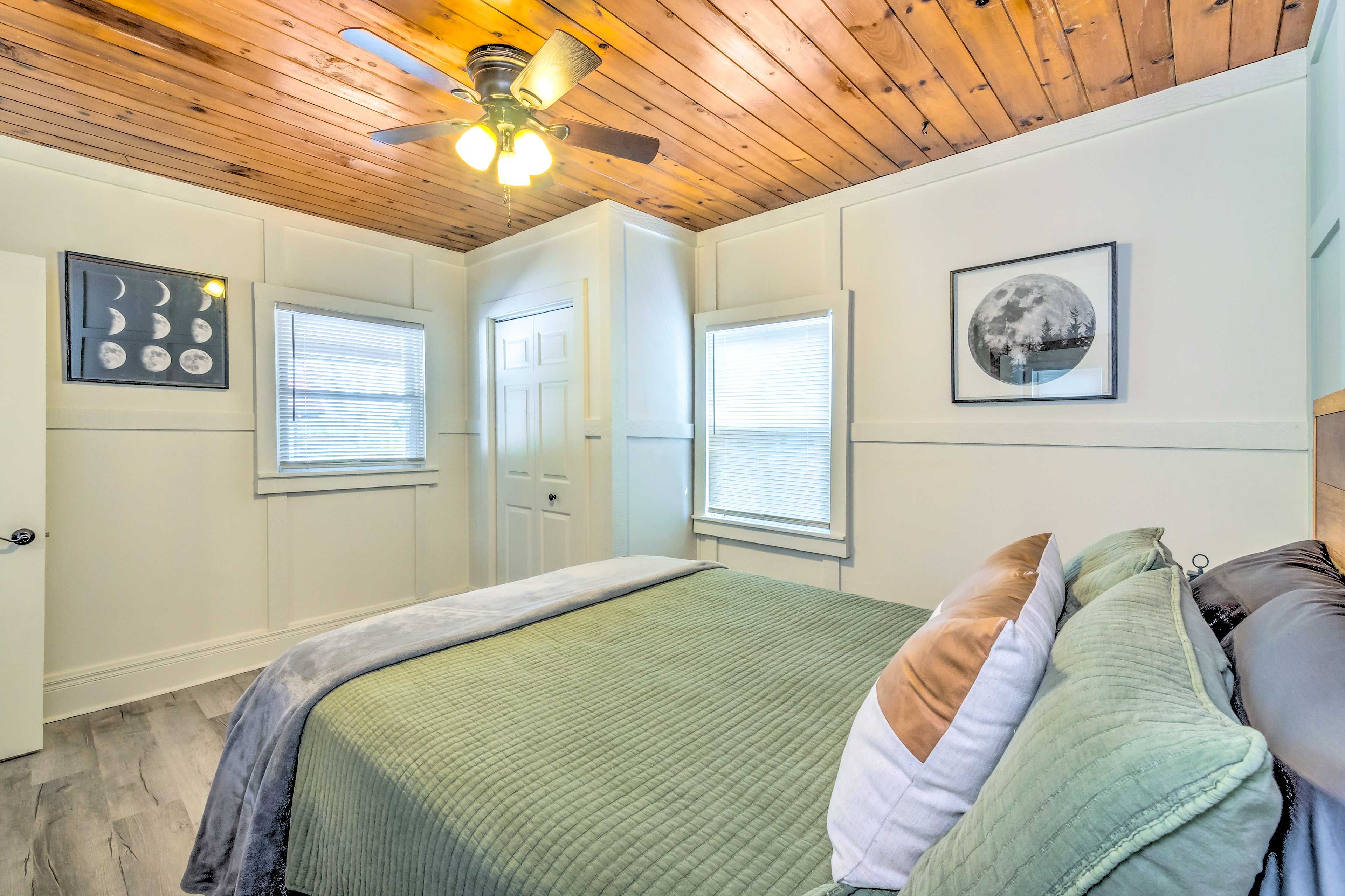 Main House | Bedroom 1 | Queen Bed | Linens Provided