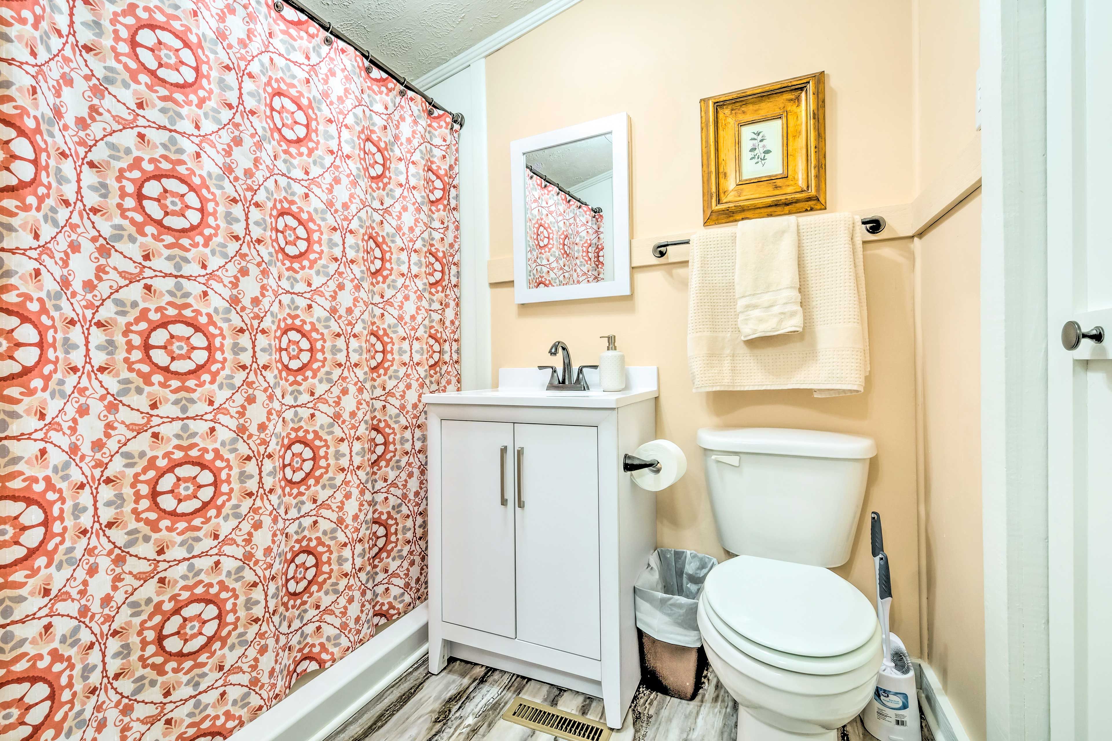 Main House | Full Bathroom | 1st Floor | Towels Provided