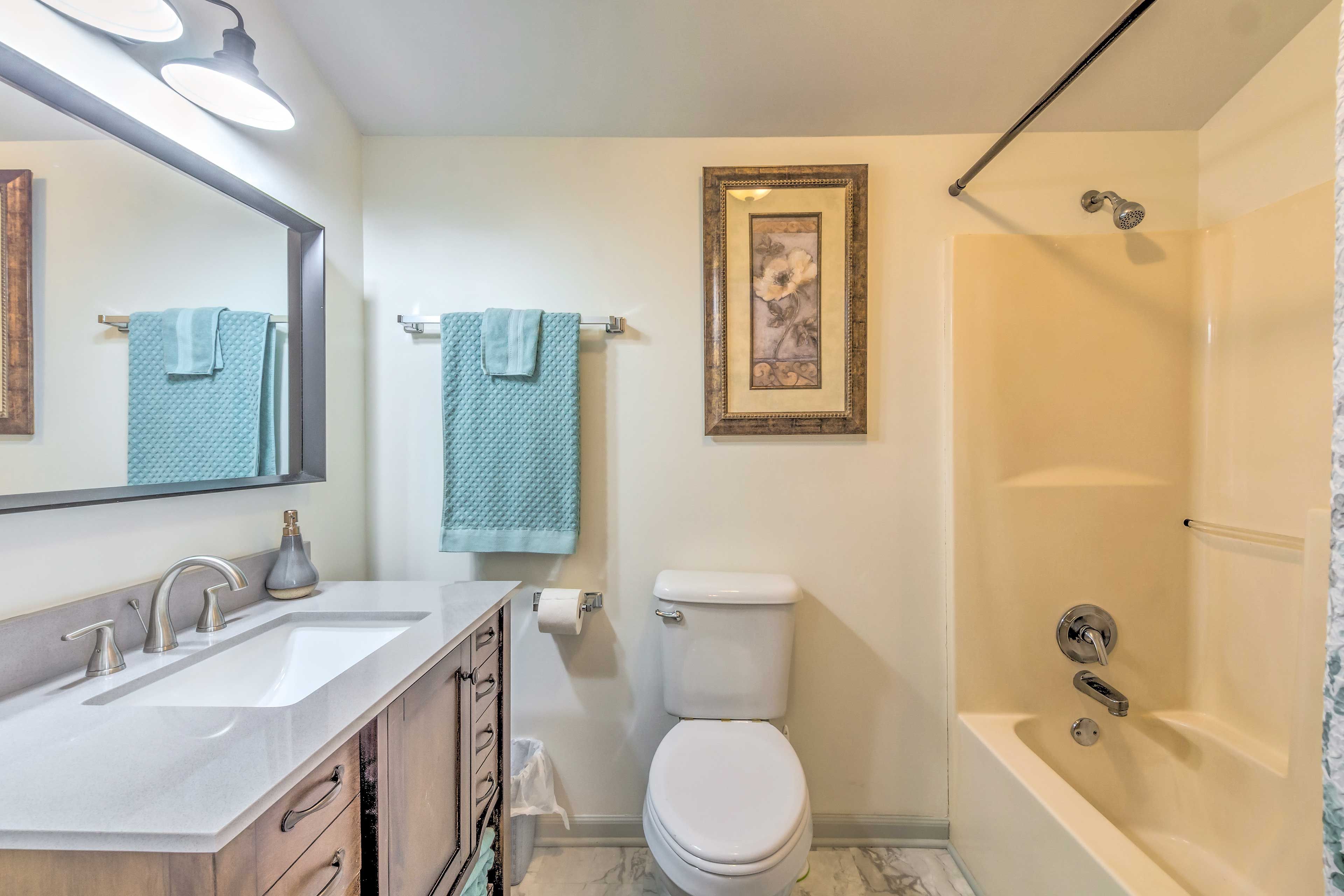 Upstairs Studio | Full Bathroom