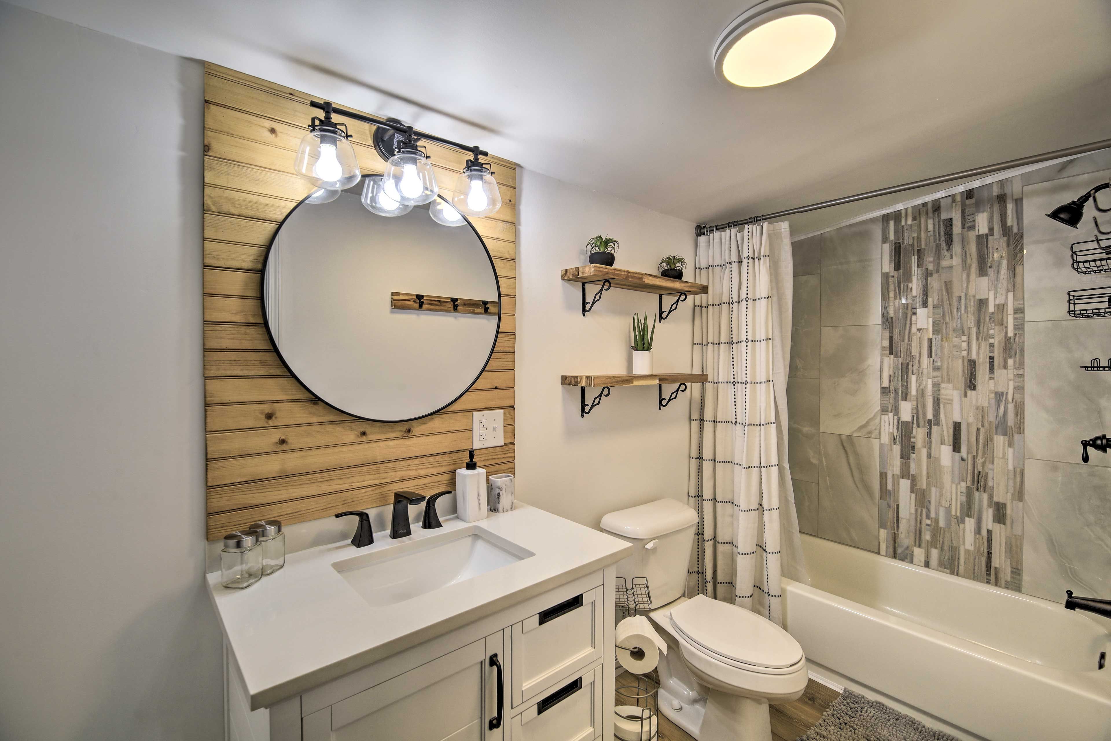 Full Bathroom | Towels Provided | Complimentary Toiletries
