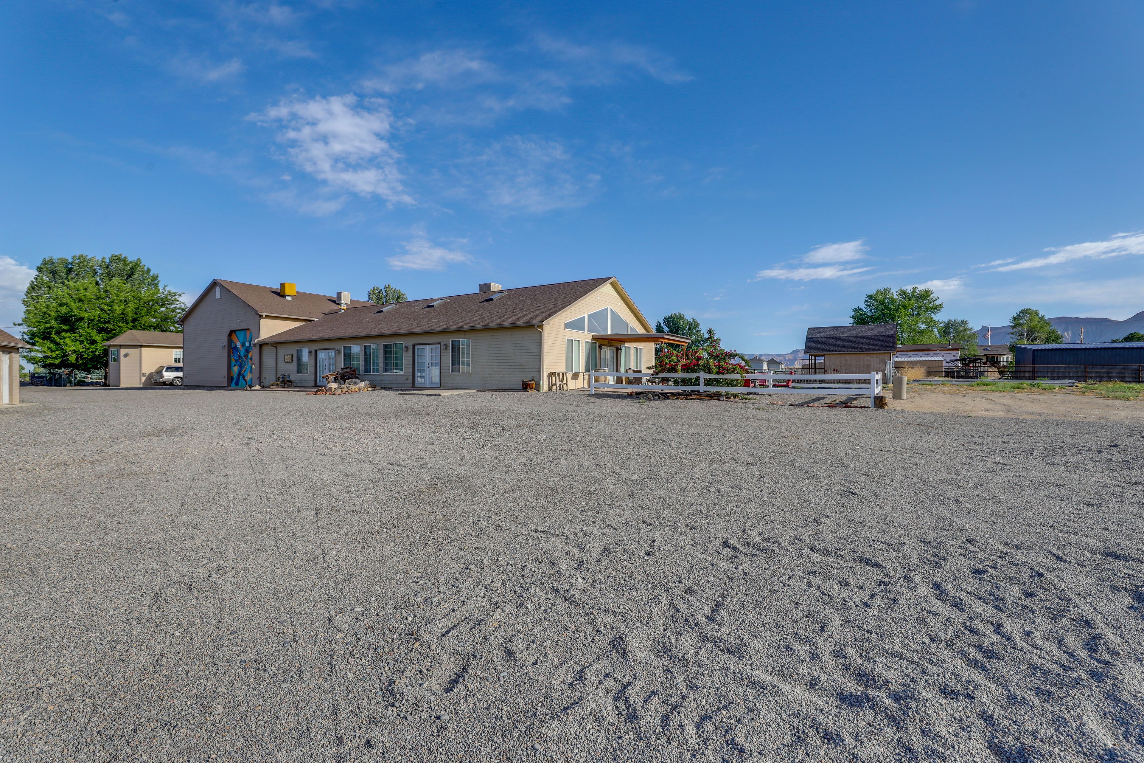 Parking | Driveway (4 Vehicles) | RV/Trailer Parking Available