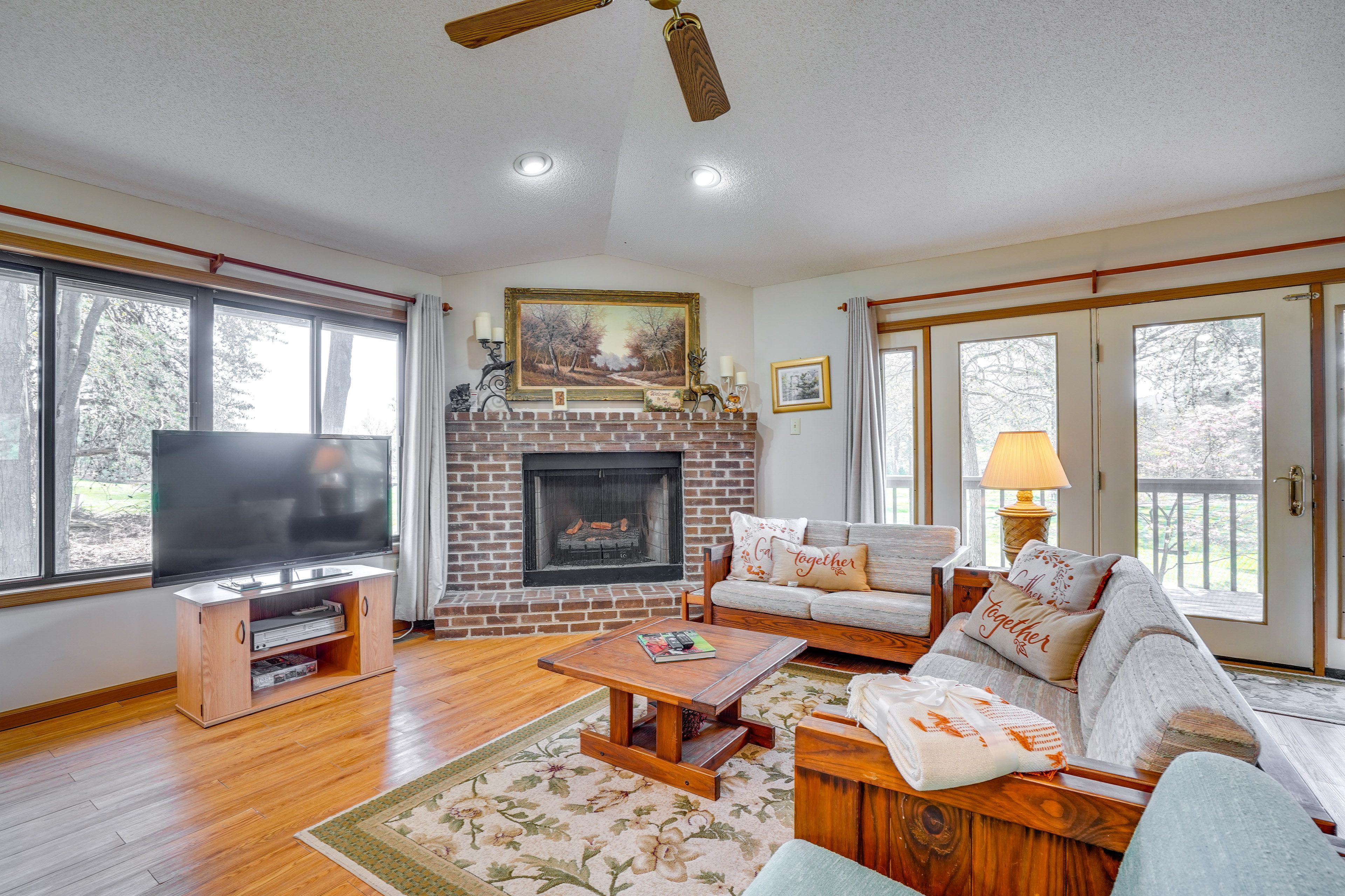 Living Room | Gas Fireplace | Smart TV | Free WiFi