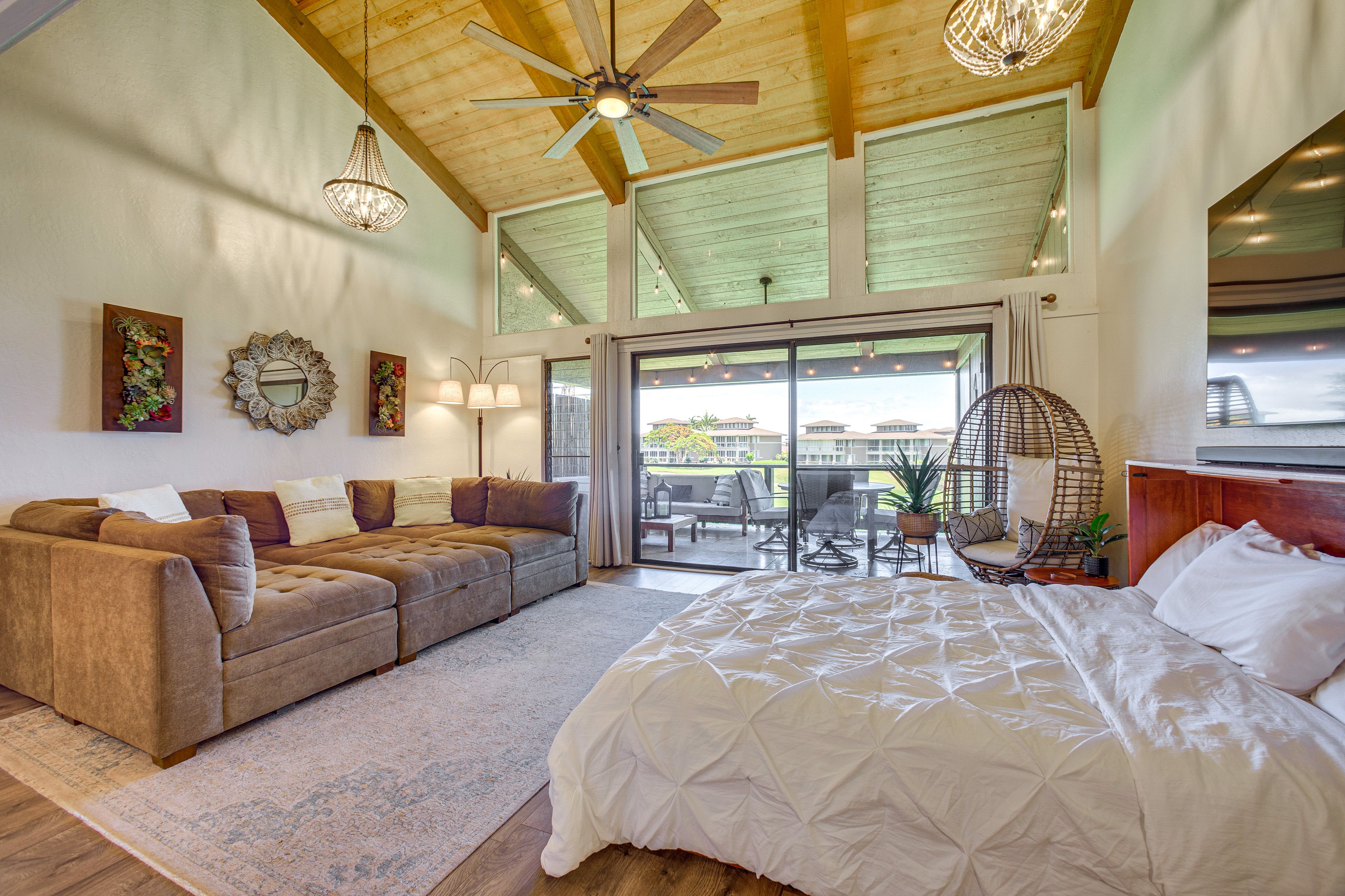 Living Area | Smart TV | Free WiFi | Queen Murphy Bed