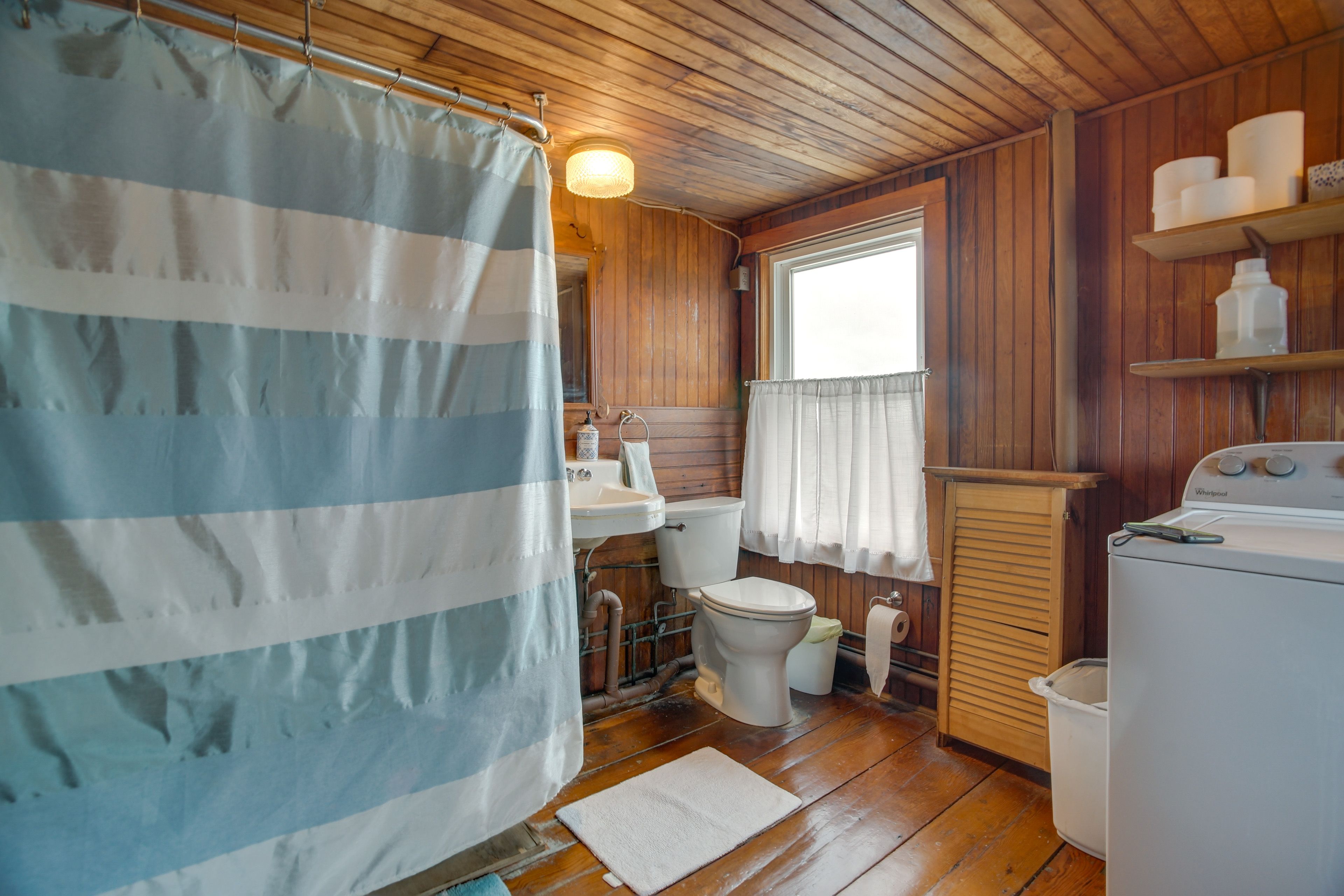 Full Bathroom | Towels Provided | In-Unit Laundry
