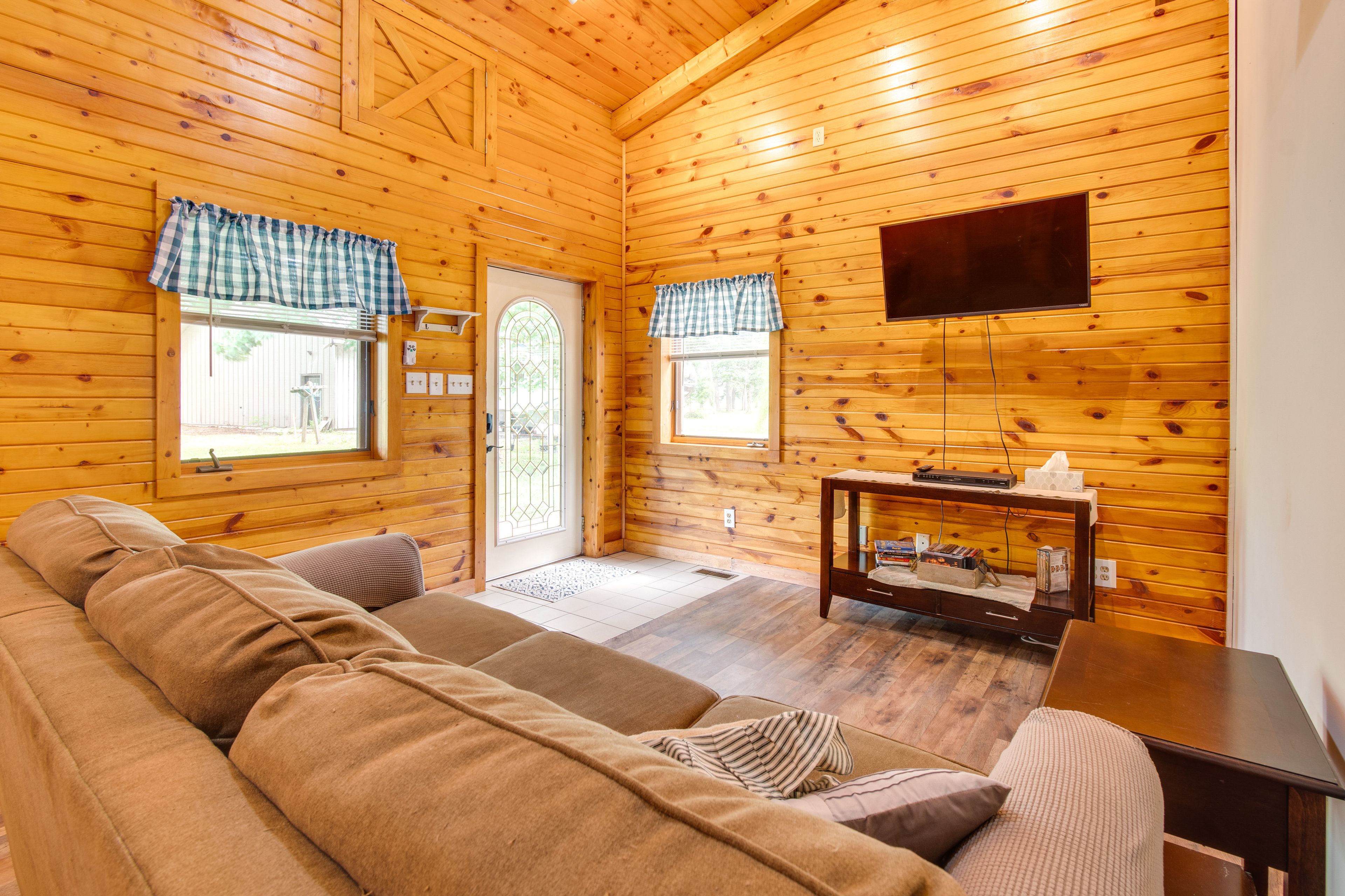 Pontiac Vacation Rental | 1BR | 1BA | Step-Free Access | 600 Sq Ft