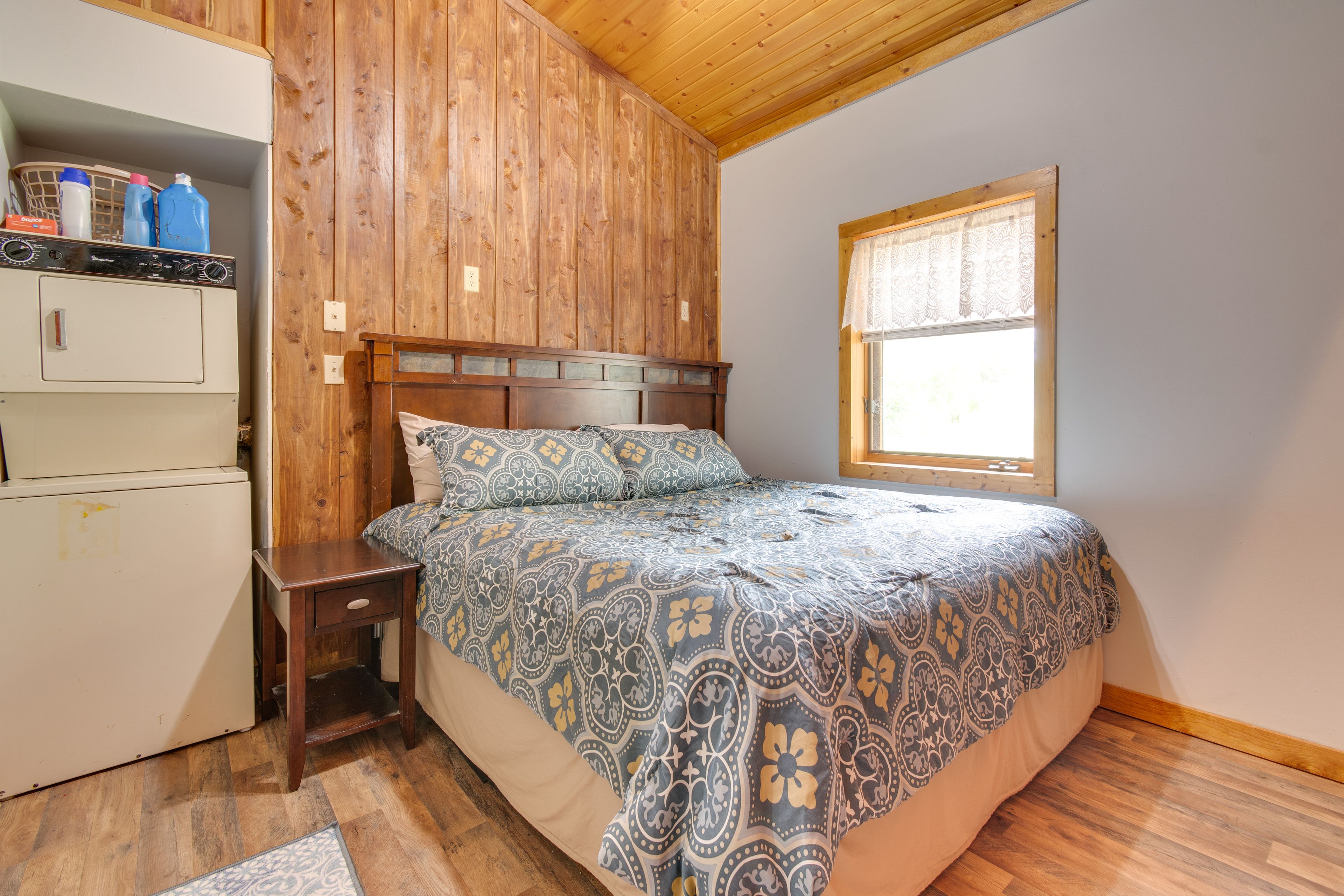 Bedroom | King Bed | Linens Provided