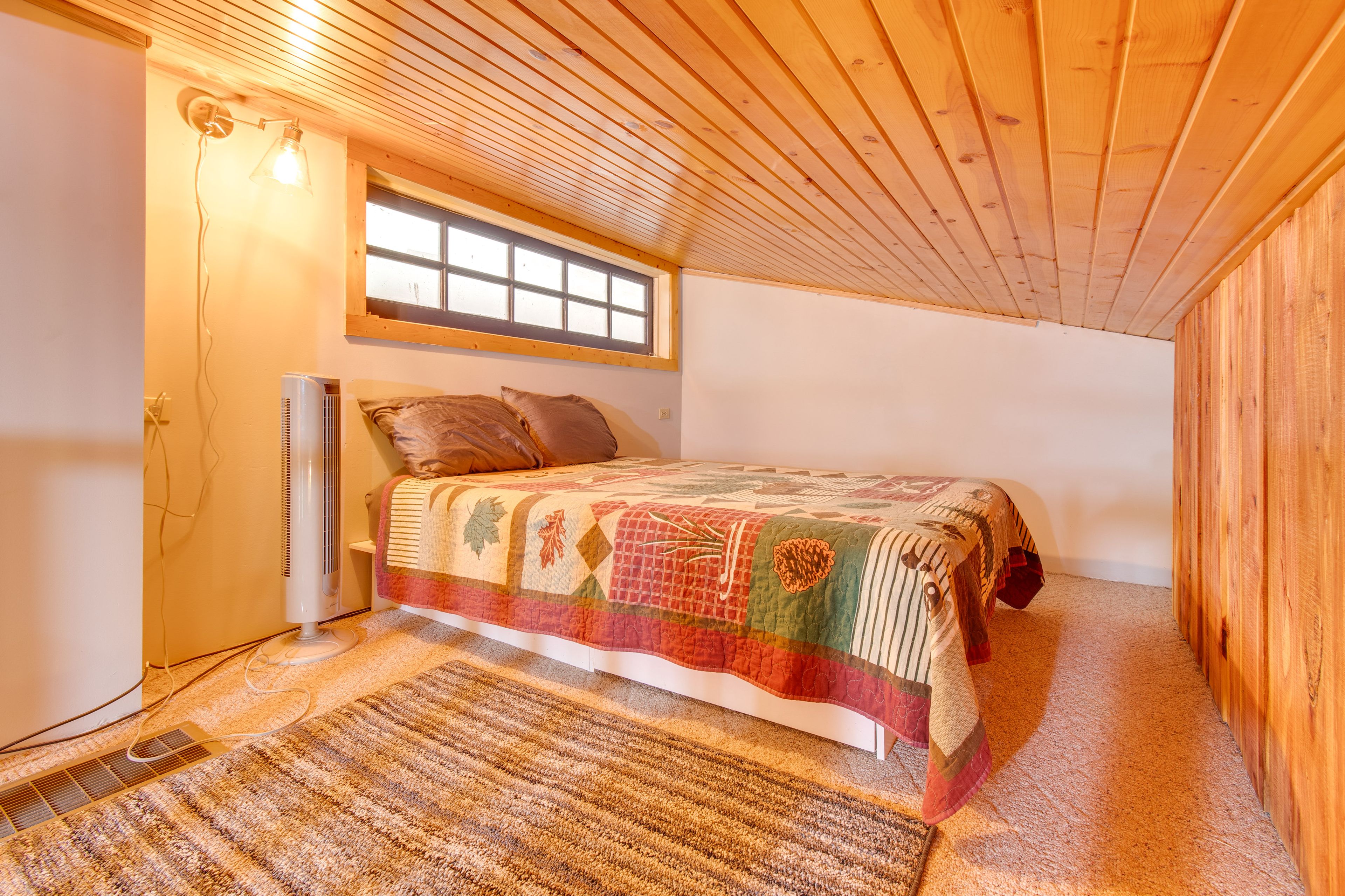 Loft | Queen Bed