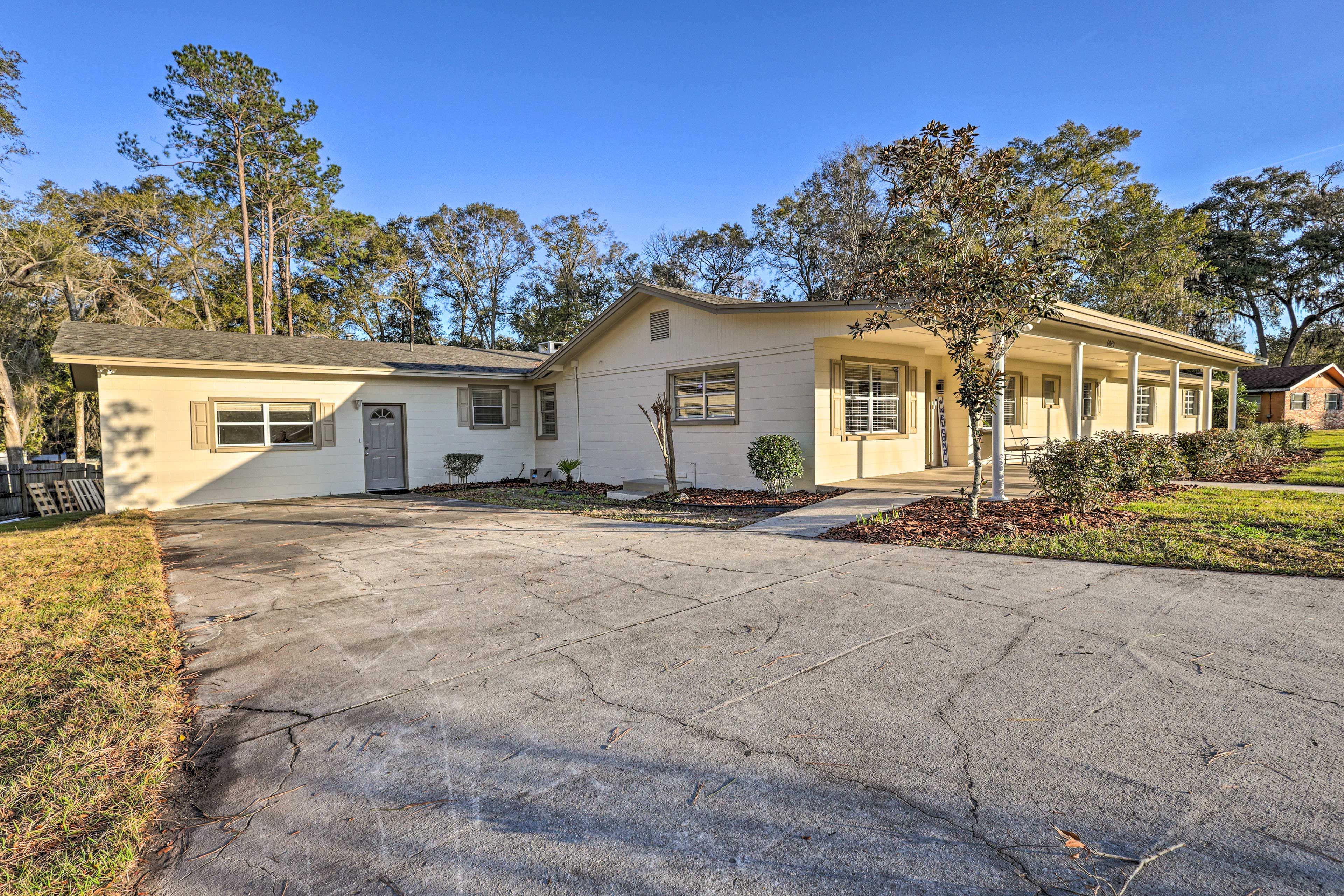 Exterior | Parking | Driveway (6 Vehicles)