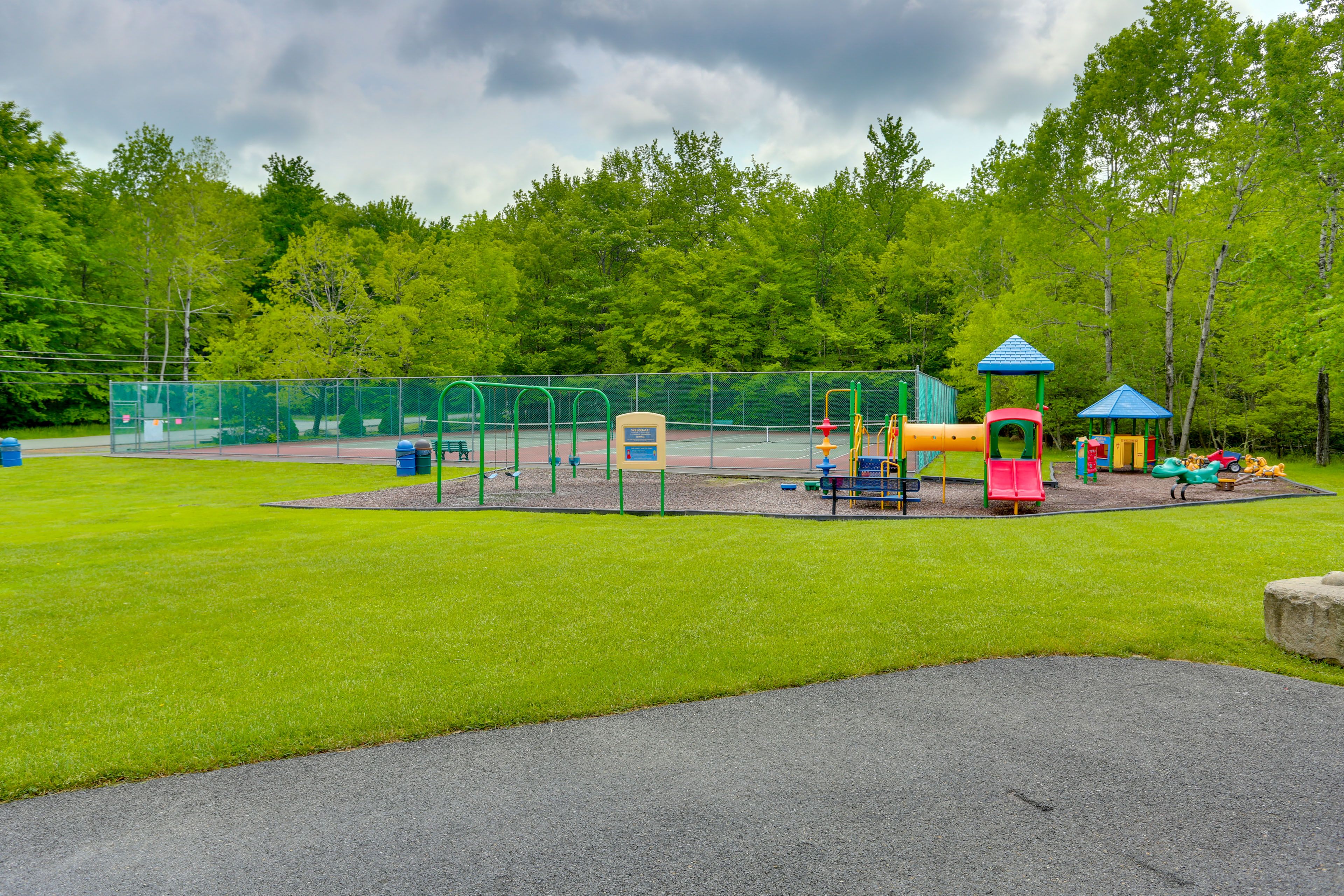 Arrowhead Lake Community Amenities | Playground | Tennis Courts