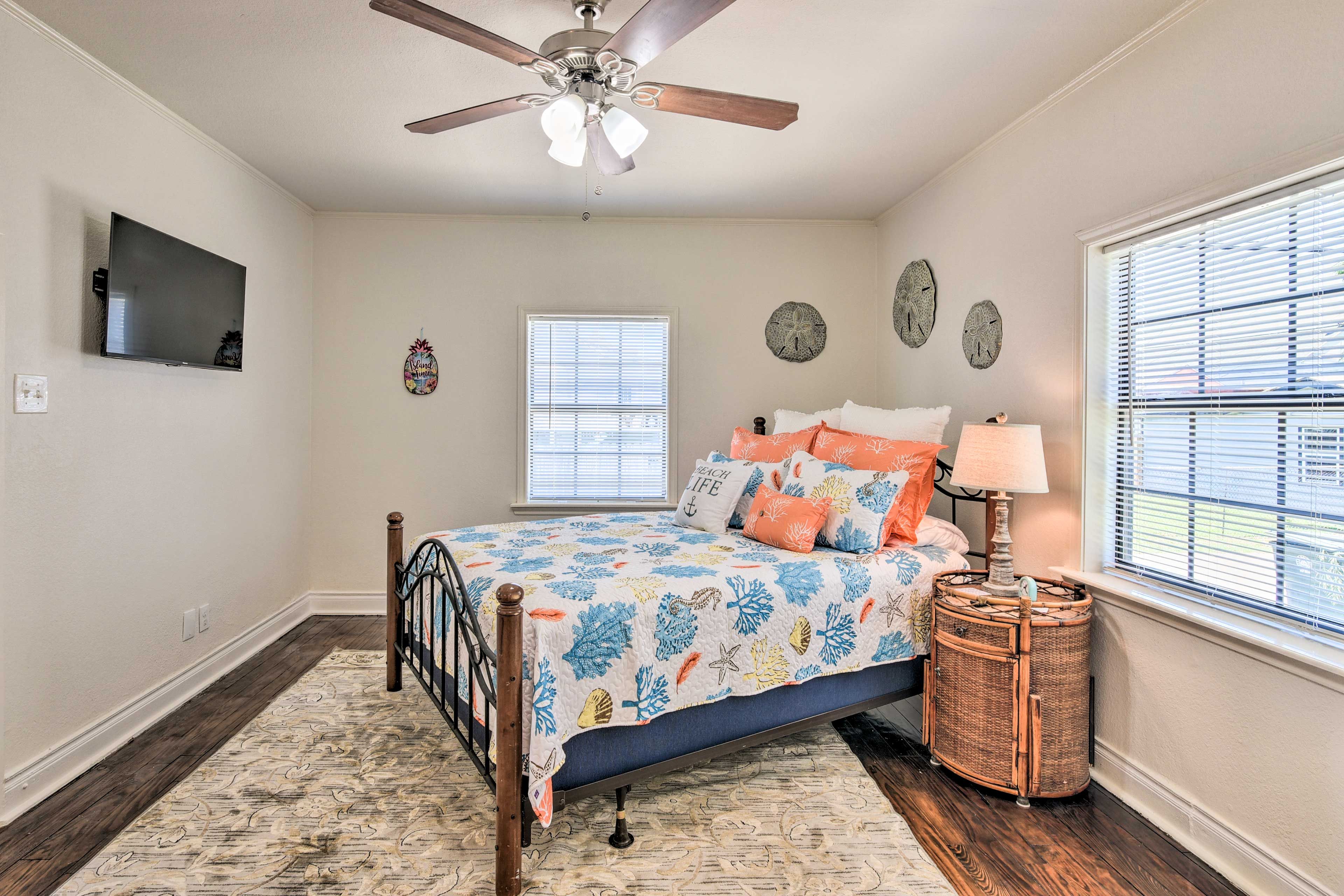 Bedroom | Queen Bed | Linens & Towels | Smart TV | Full En-Suite Bathroom