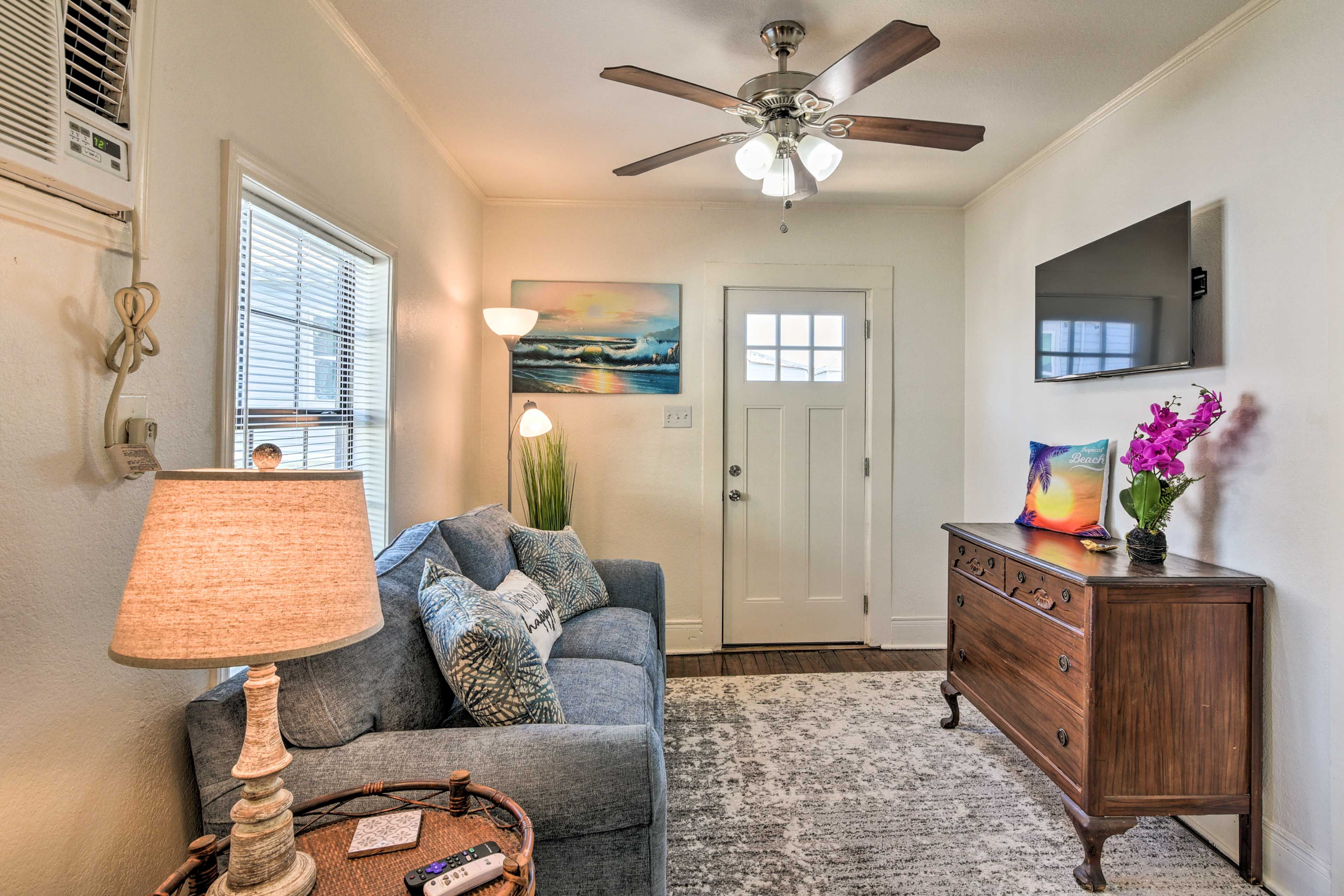 Living Room | Single-Story House | Walk to Galveston Seawall & Pleasure Pier