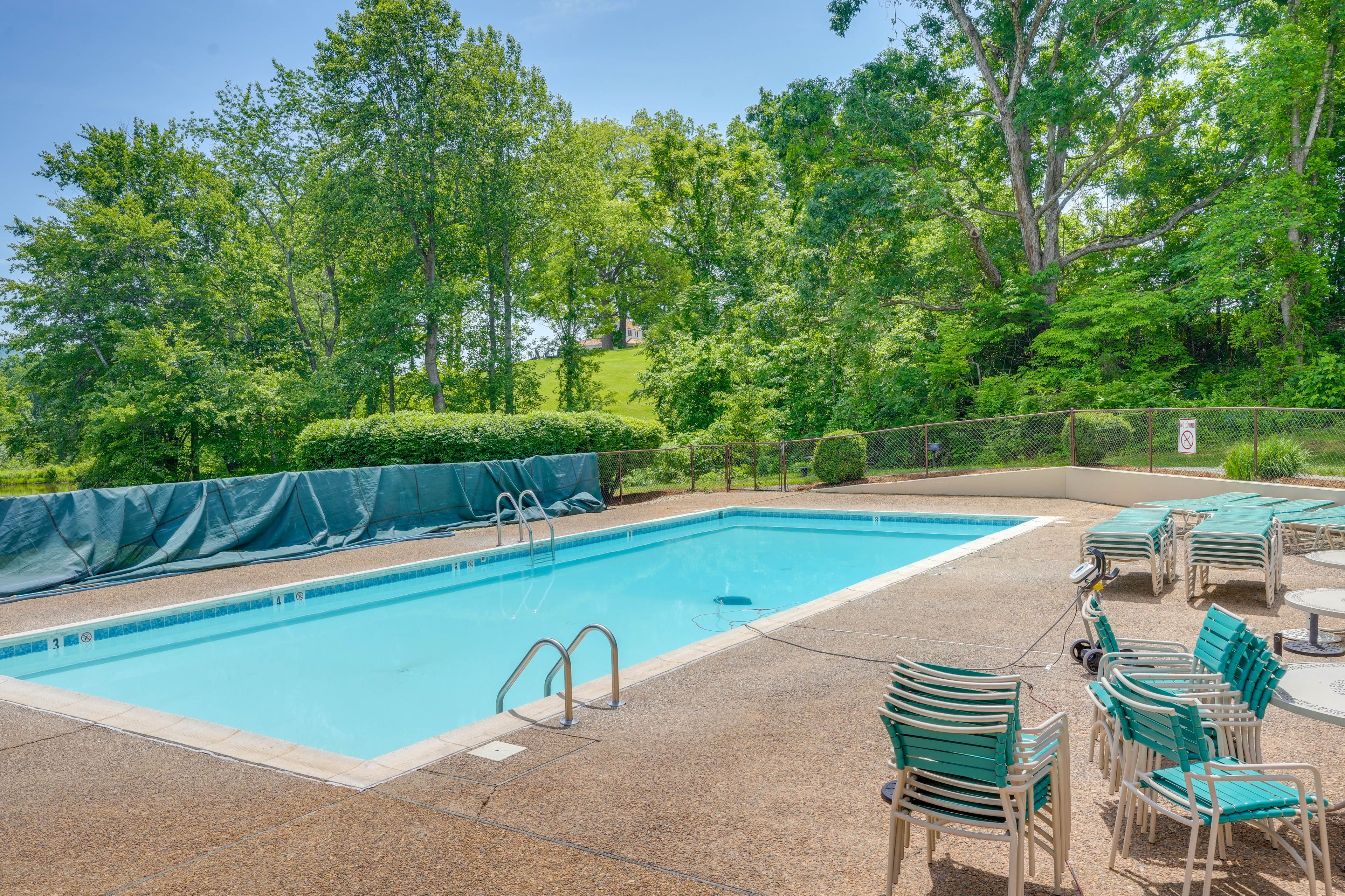 Community Amenities | Outdoor Pool