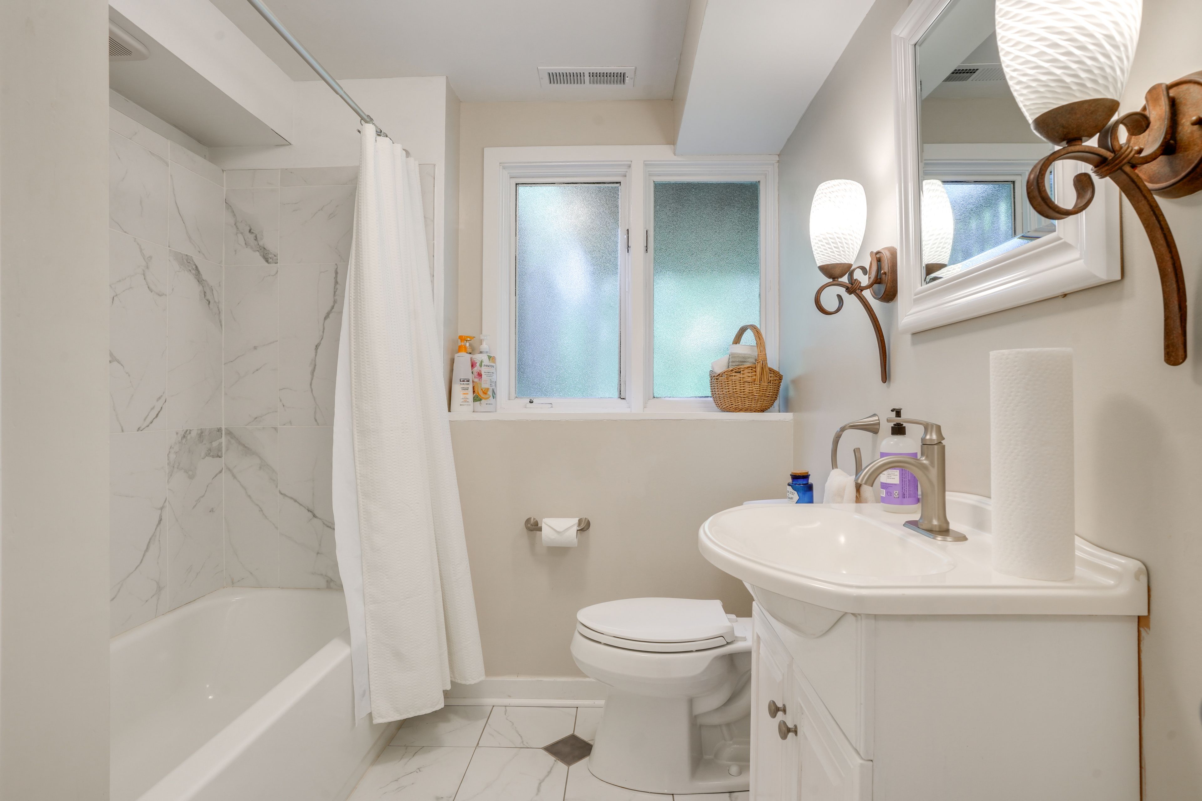 Full Bathroom | 1st Floor | Complimentary Toiletries