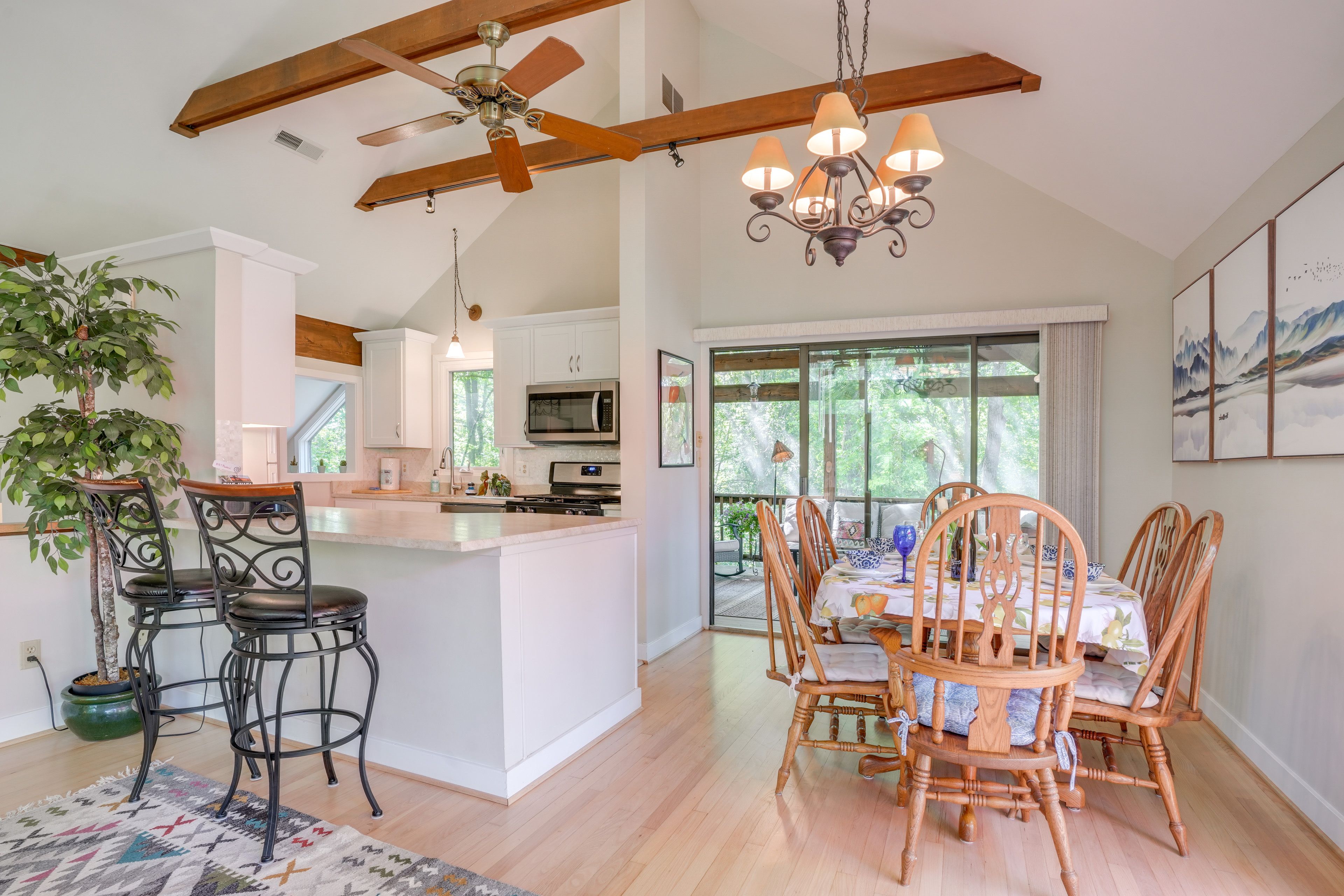 Dining Area | 1st Floor | Dishes & Flatware Provided