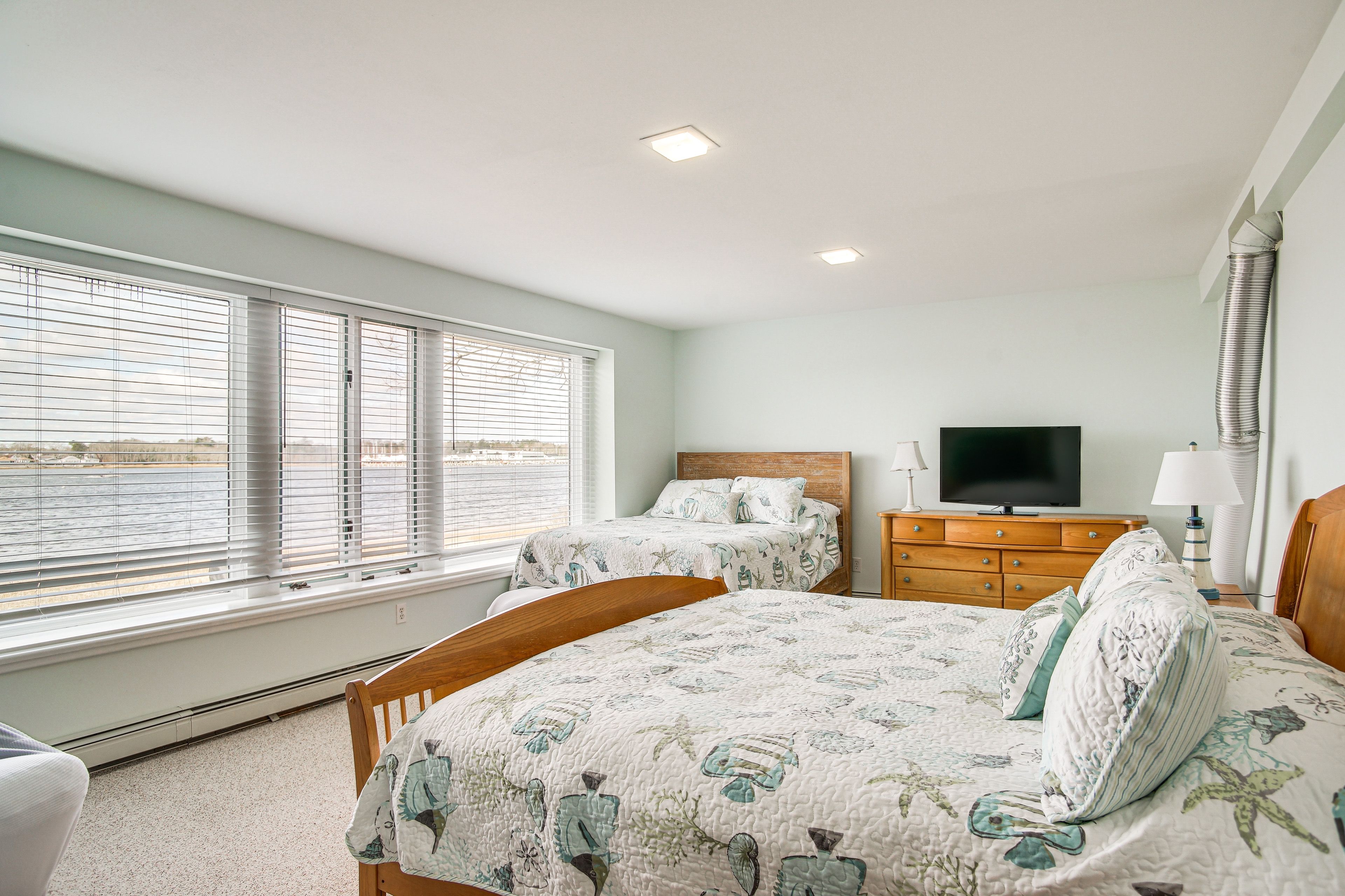 Bedroom 5 | Queen Bed | Full Bed | Basement Floor
