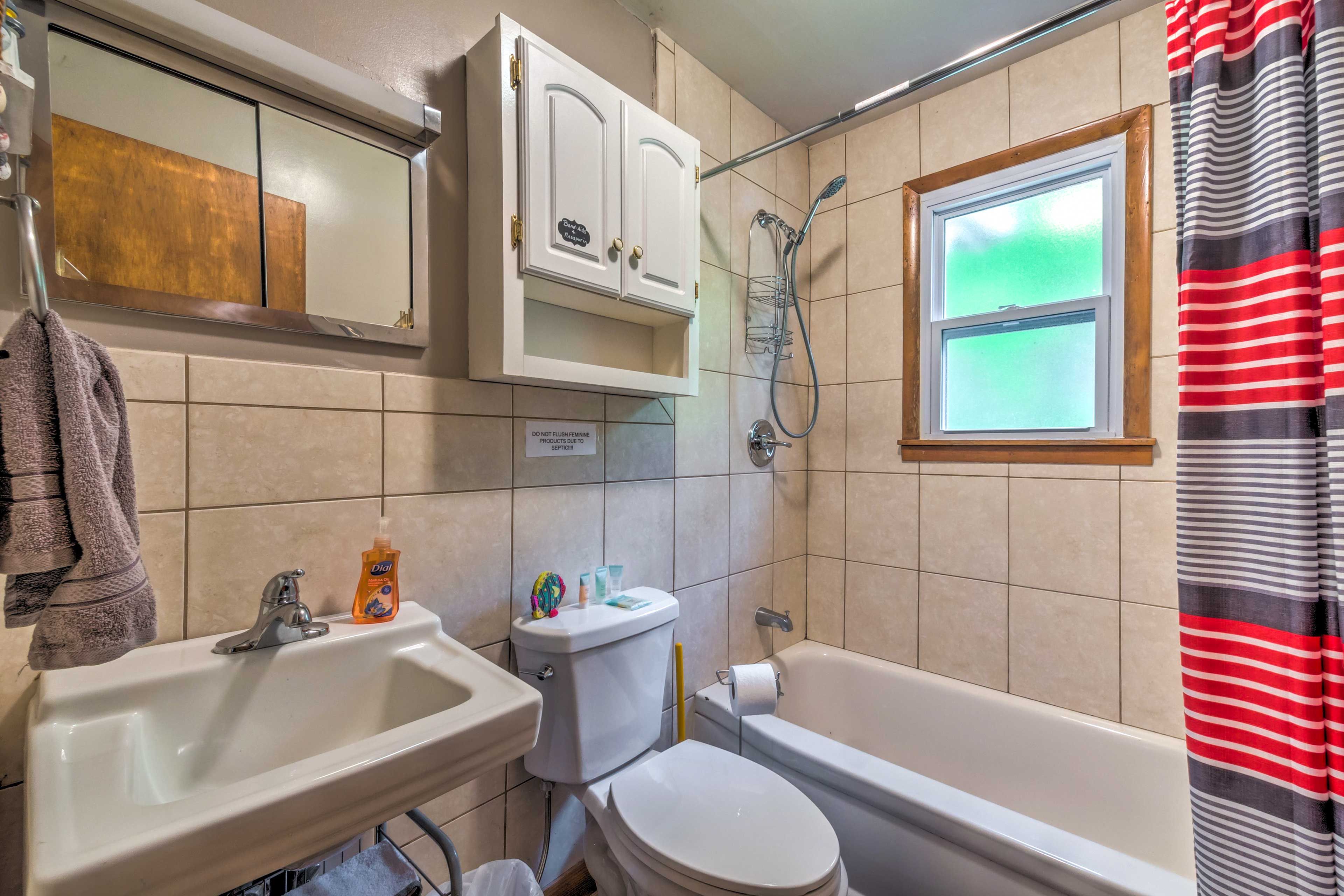 Full Bathroom | Linens & Towels | Hair Dryer | Complimentary Toiletries