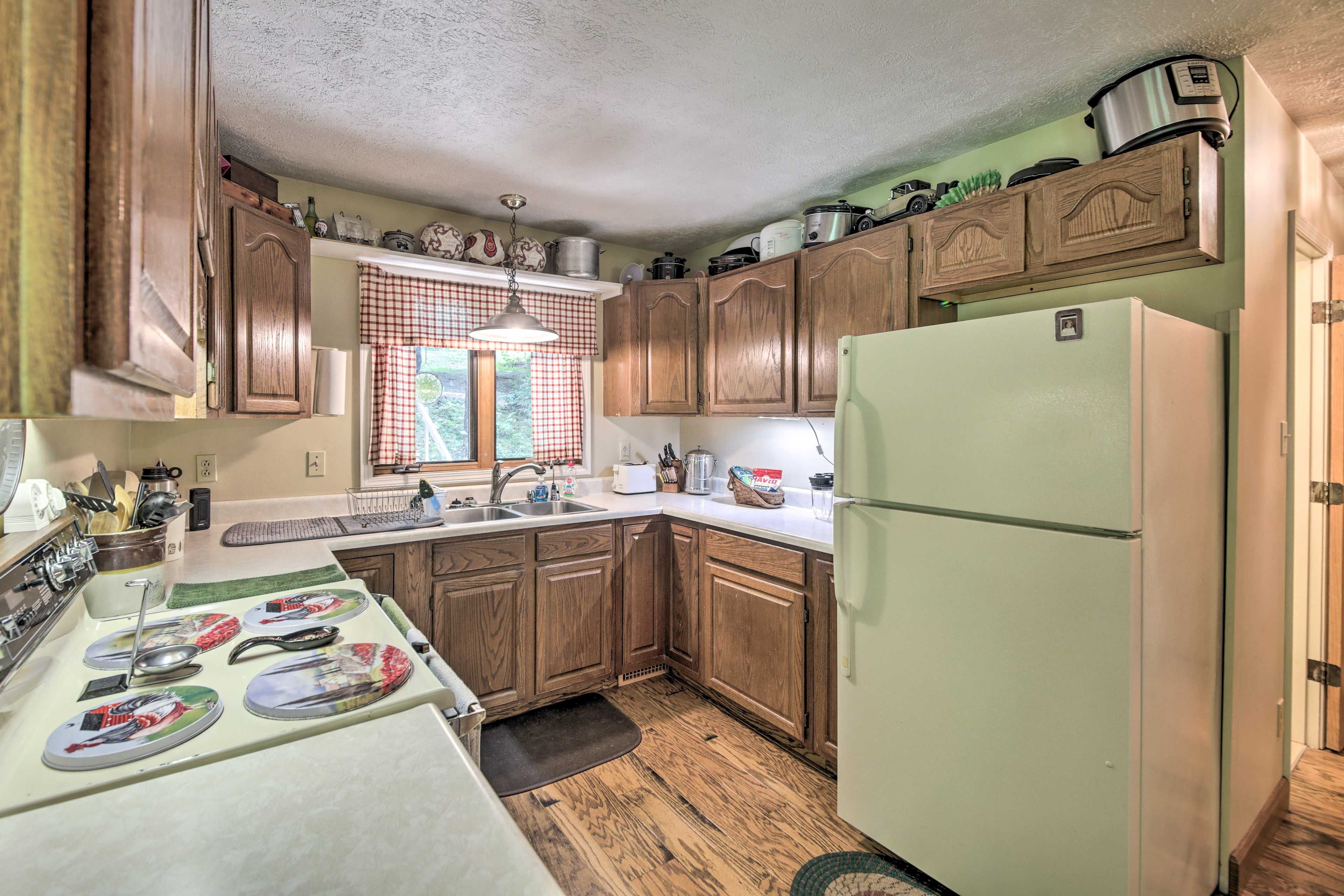 Kitchen | Cooking Basics | Coffee Maker | Paper Towels/Trash Bags Provided
