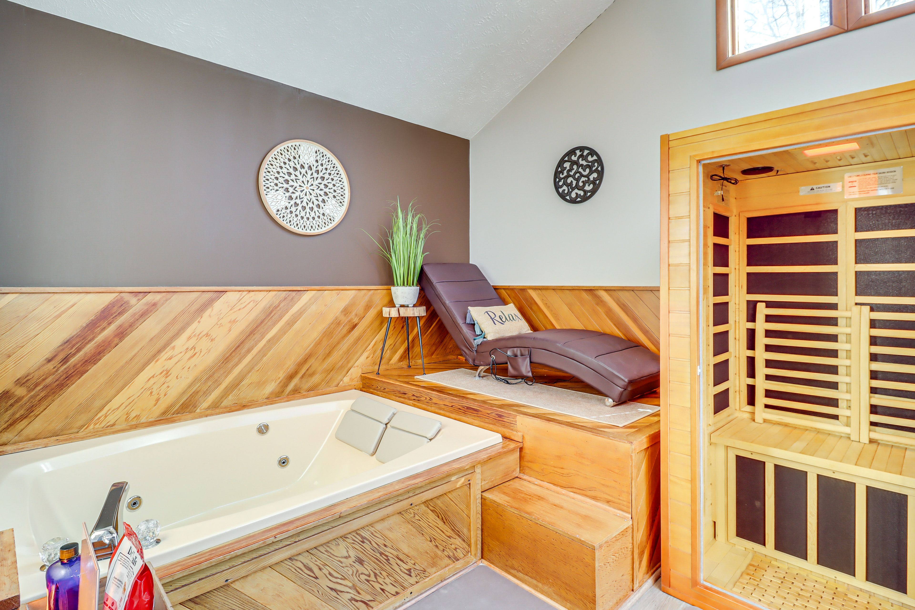 Spa Room | Jacuzzi Tub | Sauna
