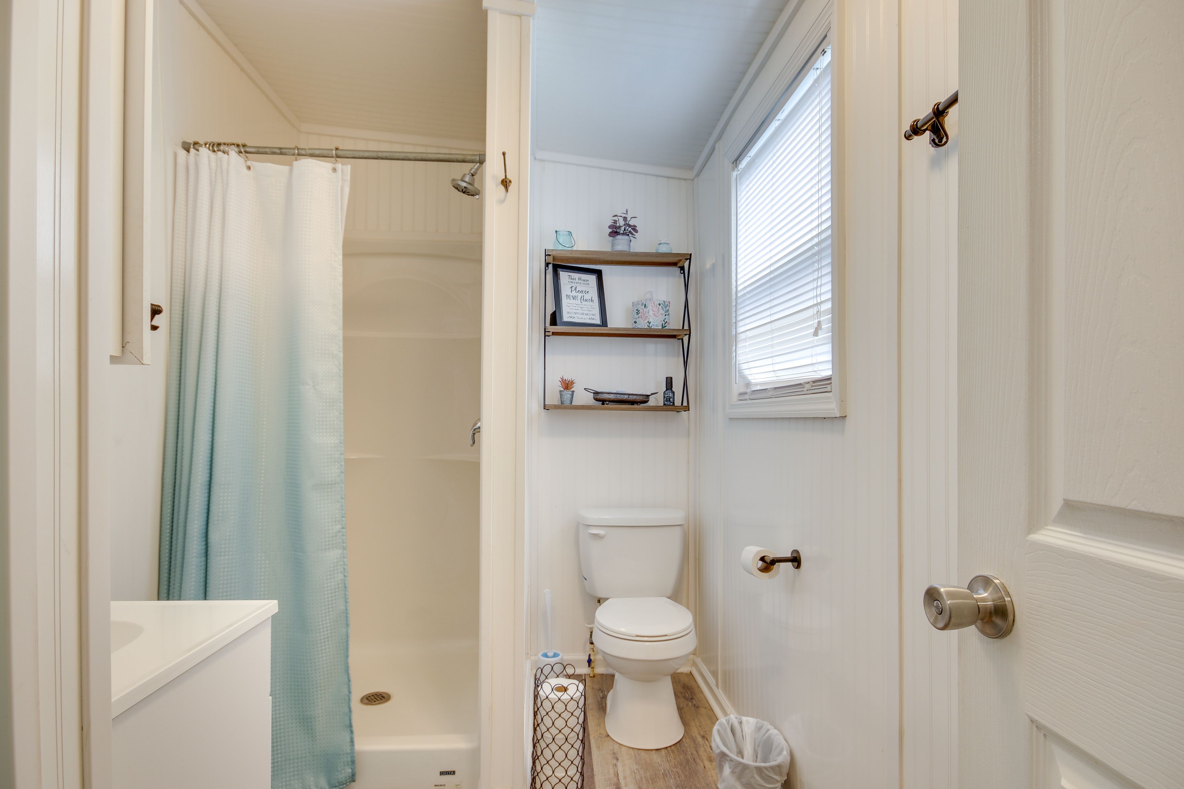 Full Bathroom | Complimentary Toiletries Provided