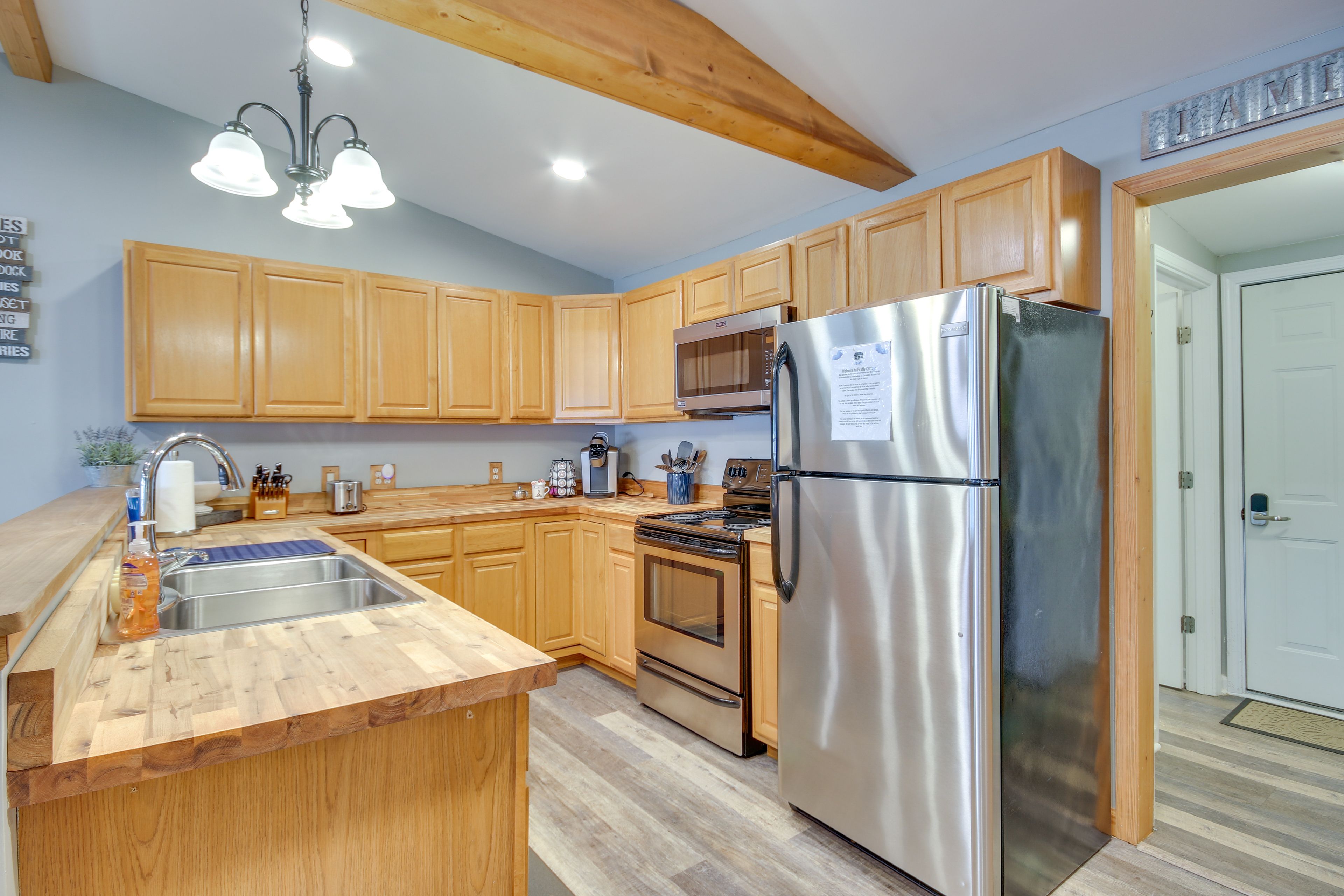 Kitchen | Basic Cooking Essentials Provided | Dishwasher | Keurig Coffee Maker
