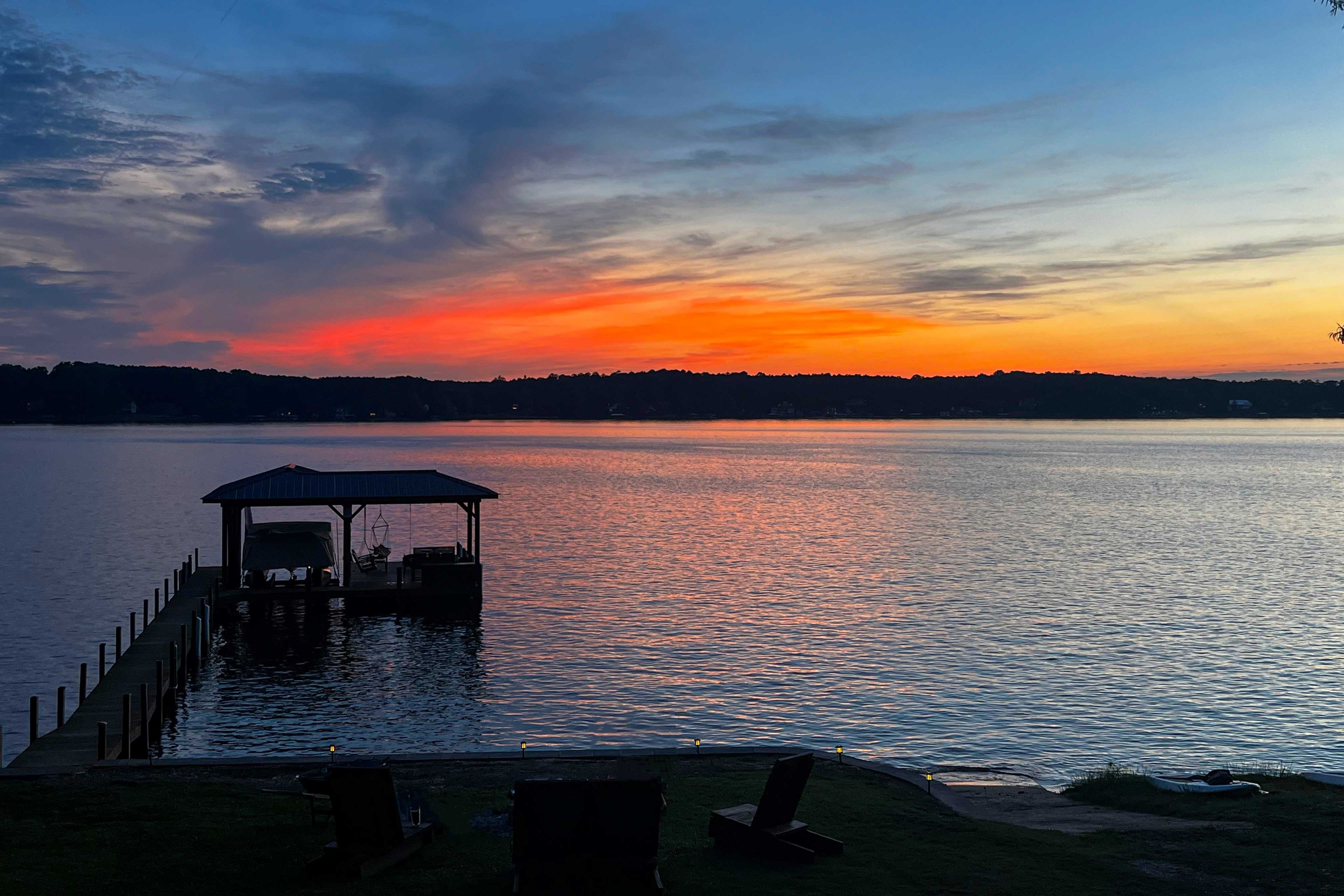 Cross Hill Vacation Rental | 2BR | 1BA | 1 Step Required | 880 Sq Ft