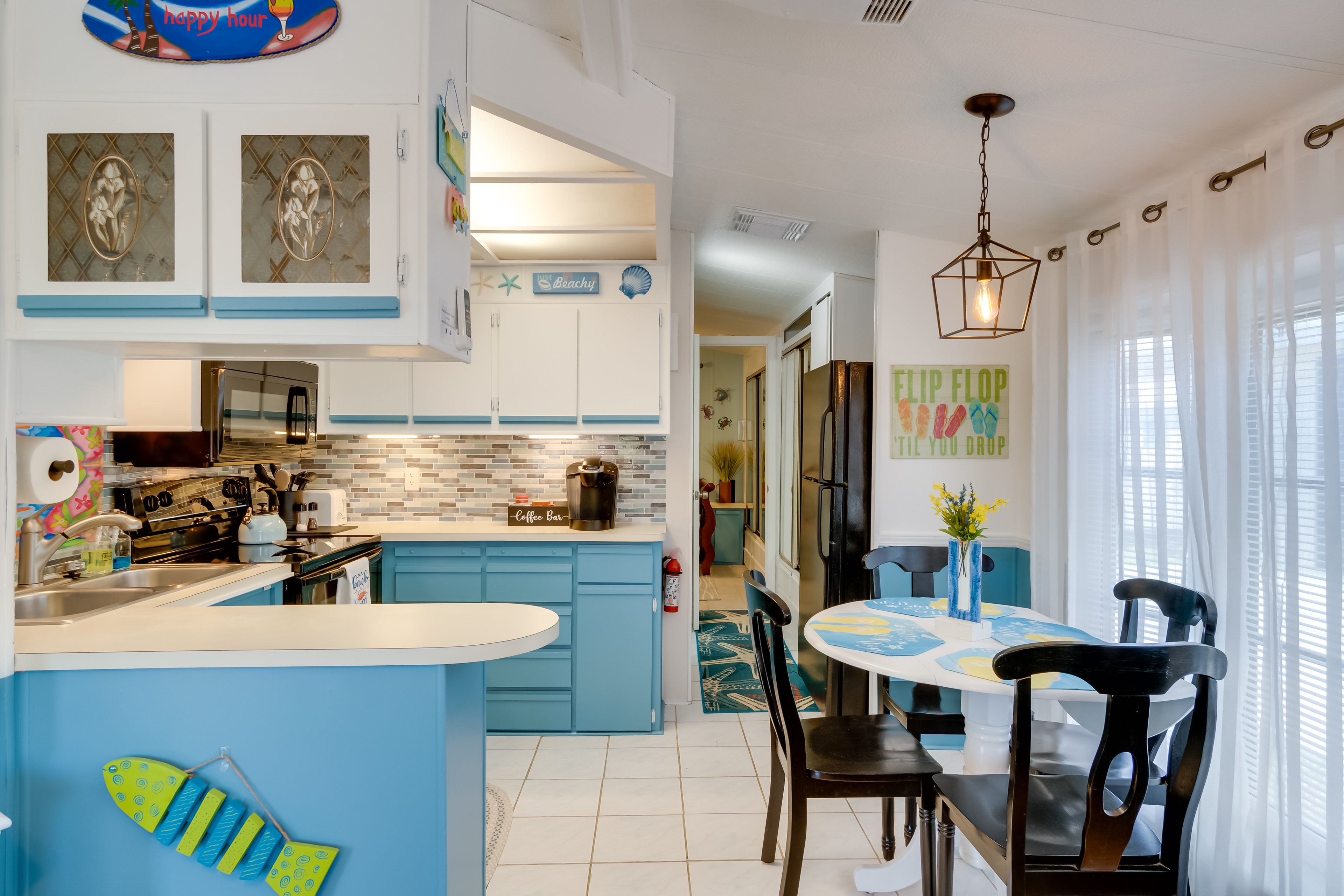 Dining Area | Dishware Provided