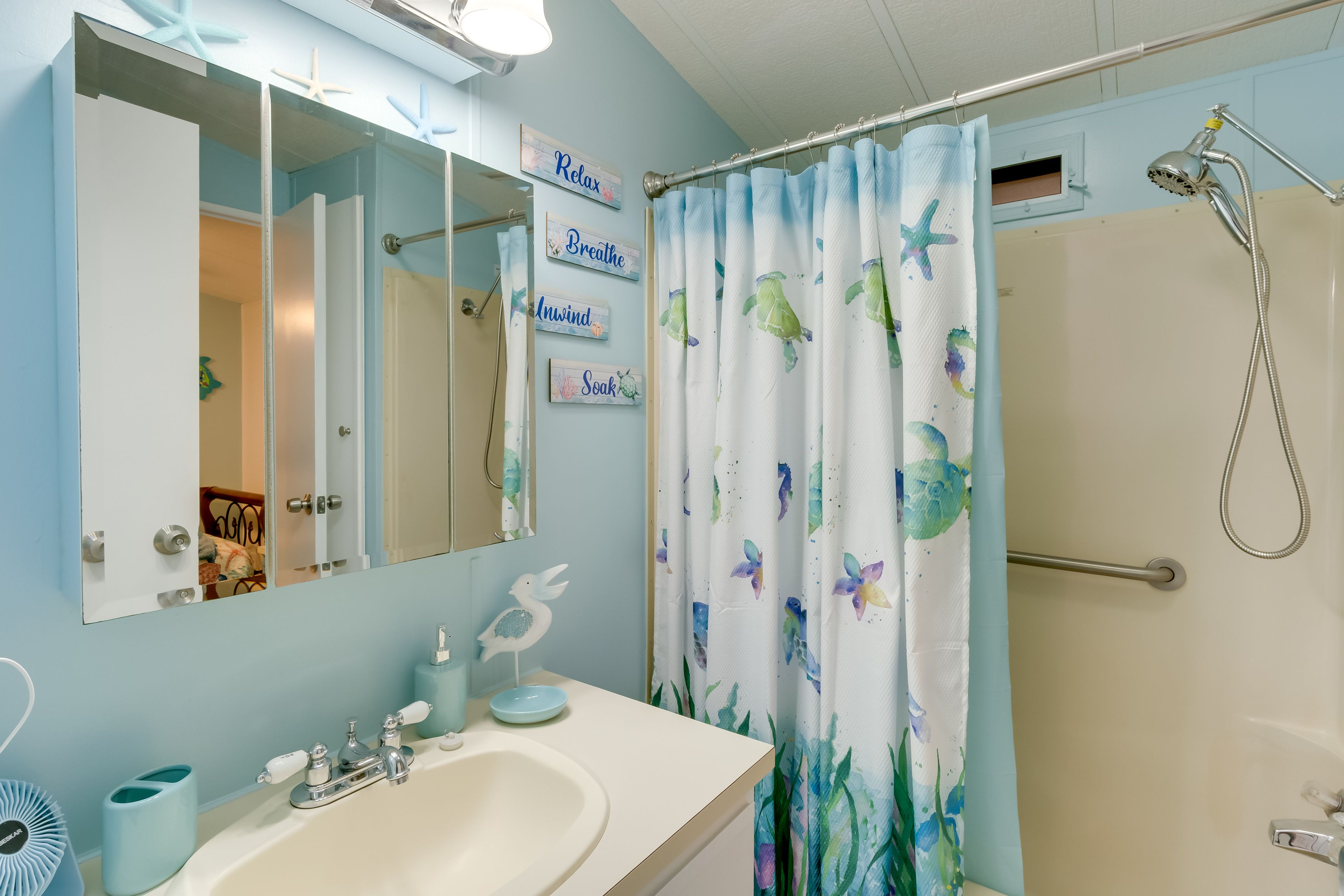 Full Bathroom | Towels Provided | Complimentary Toiletries
