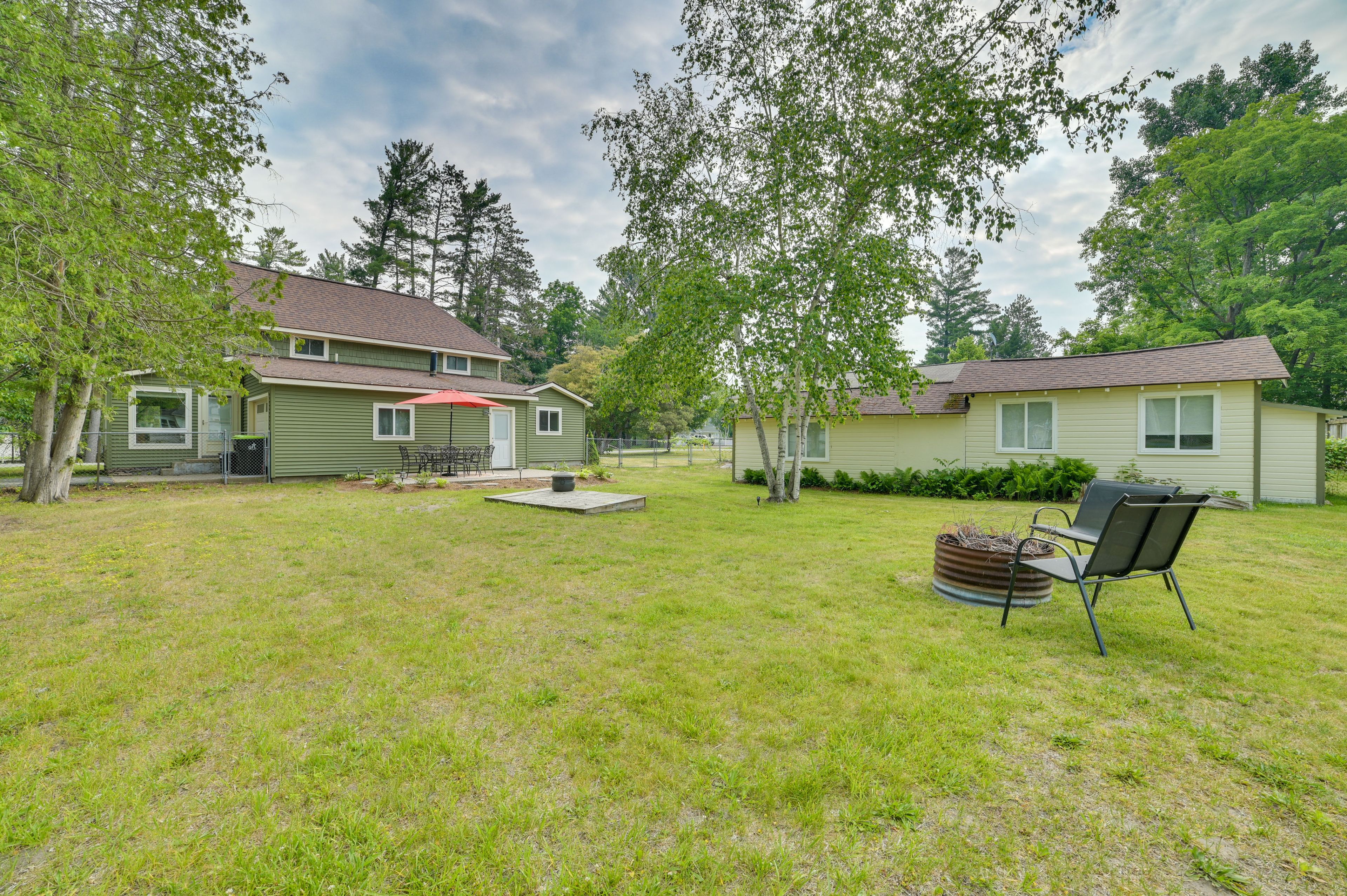 Private Backyard | Fire Pit | Cornhole