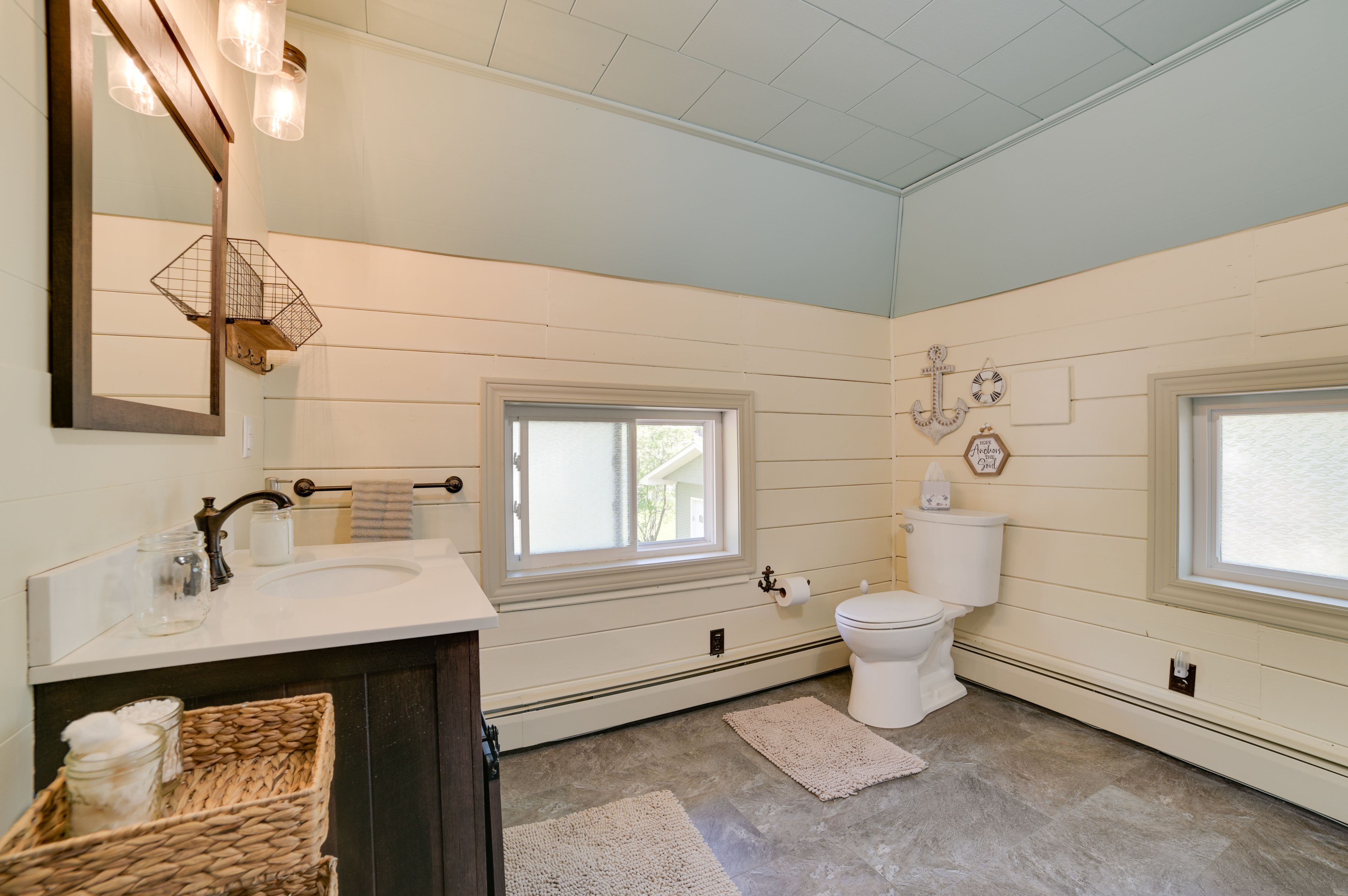 Full Bathroom | Upper Level | Towels Provided