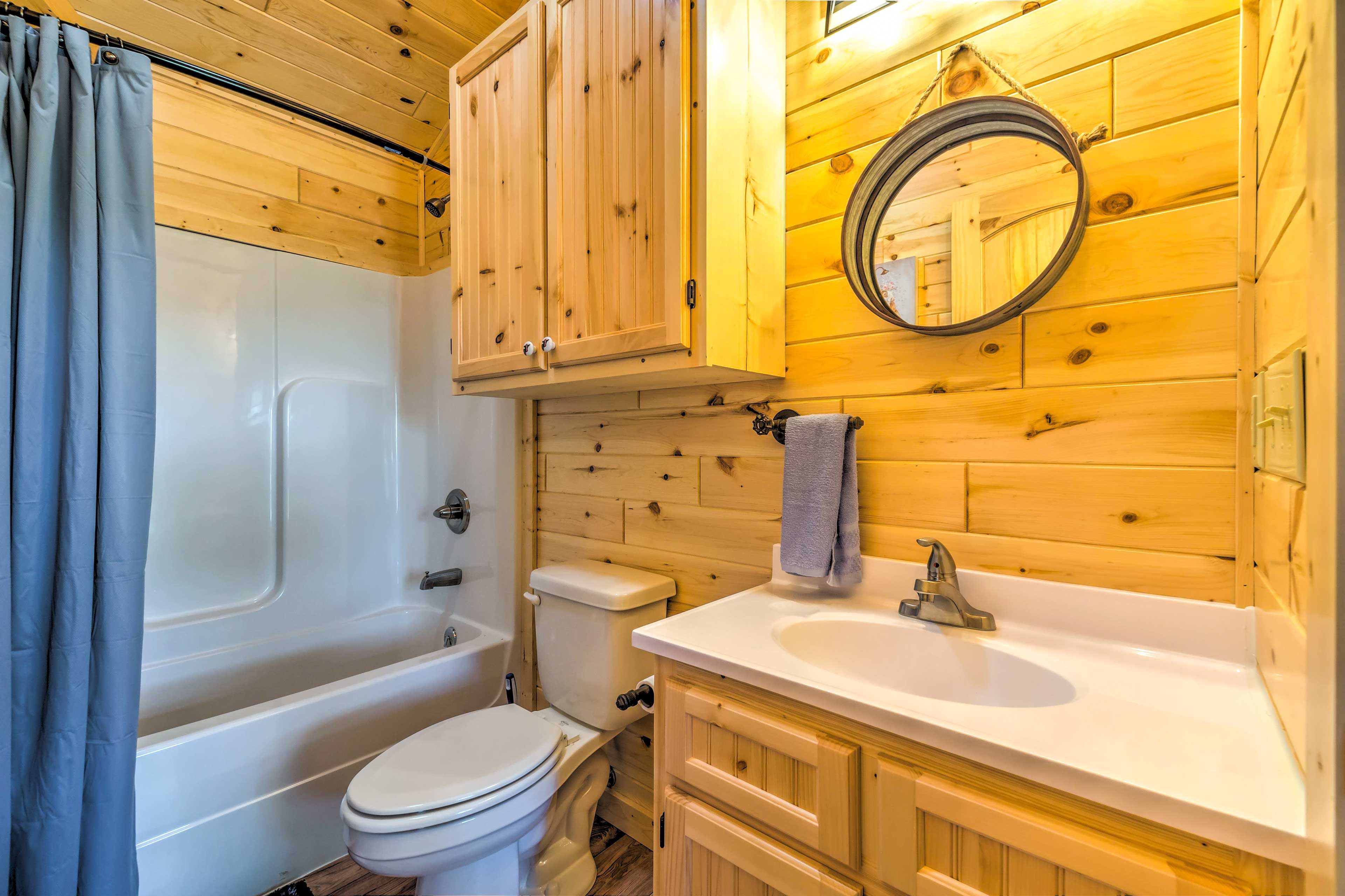 Full Bathroom | Towels Provided
