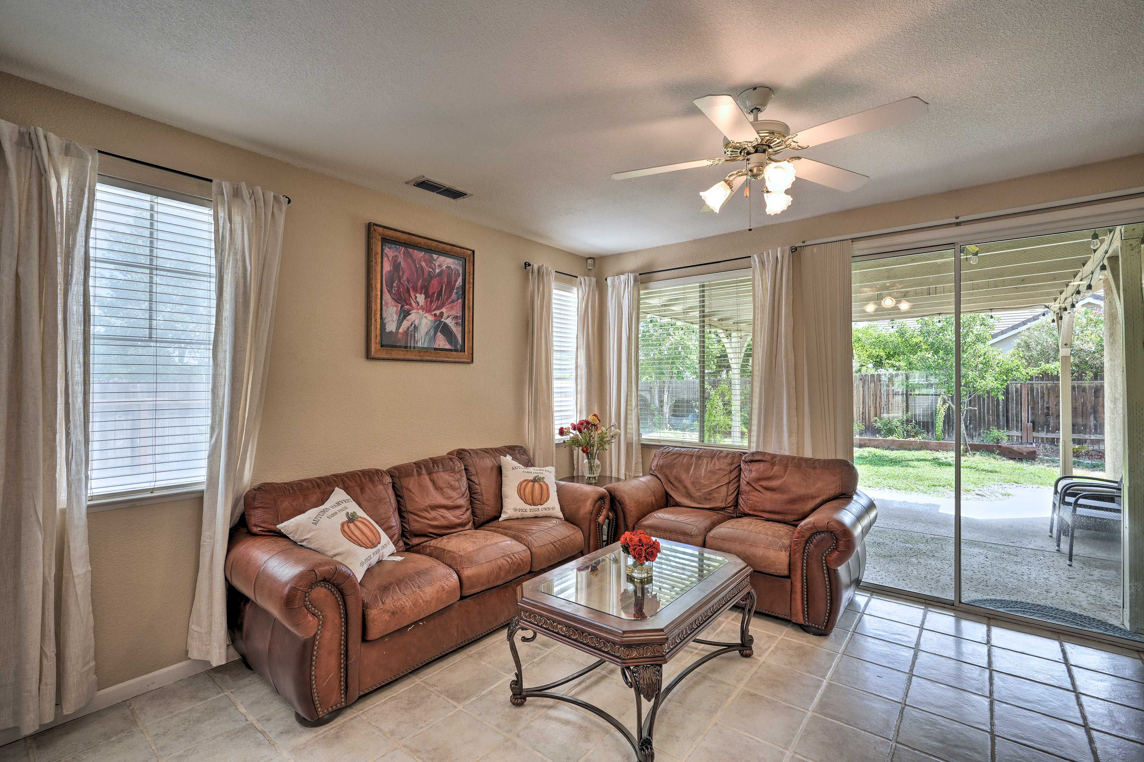 Living Room | Central A/C & Heating | Free WiFi | Smart TV | Electric Fireplace