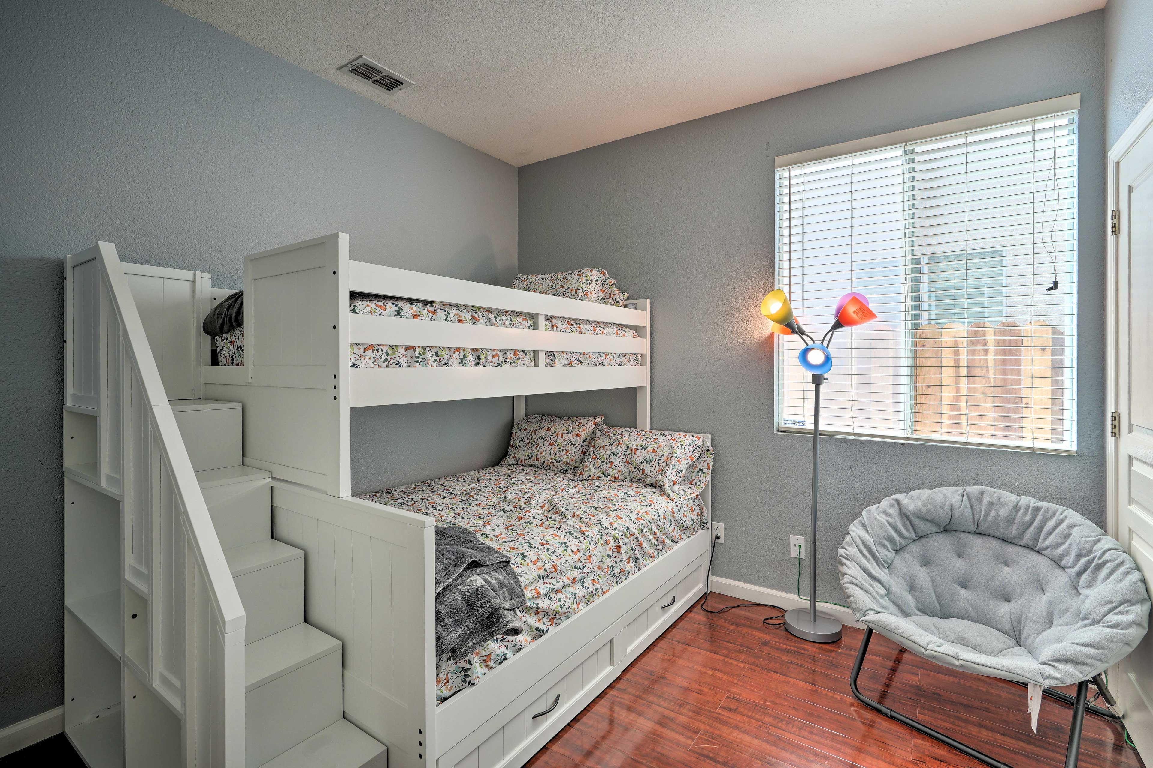Bedroom 3 | Twin/Full Bunk Bed