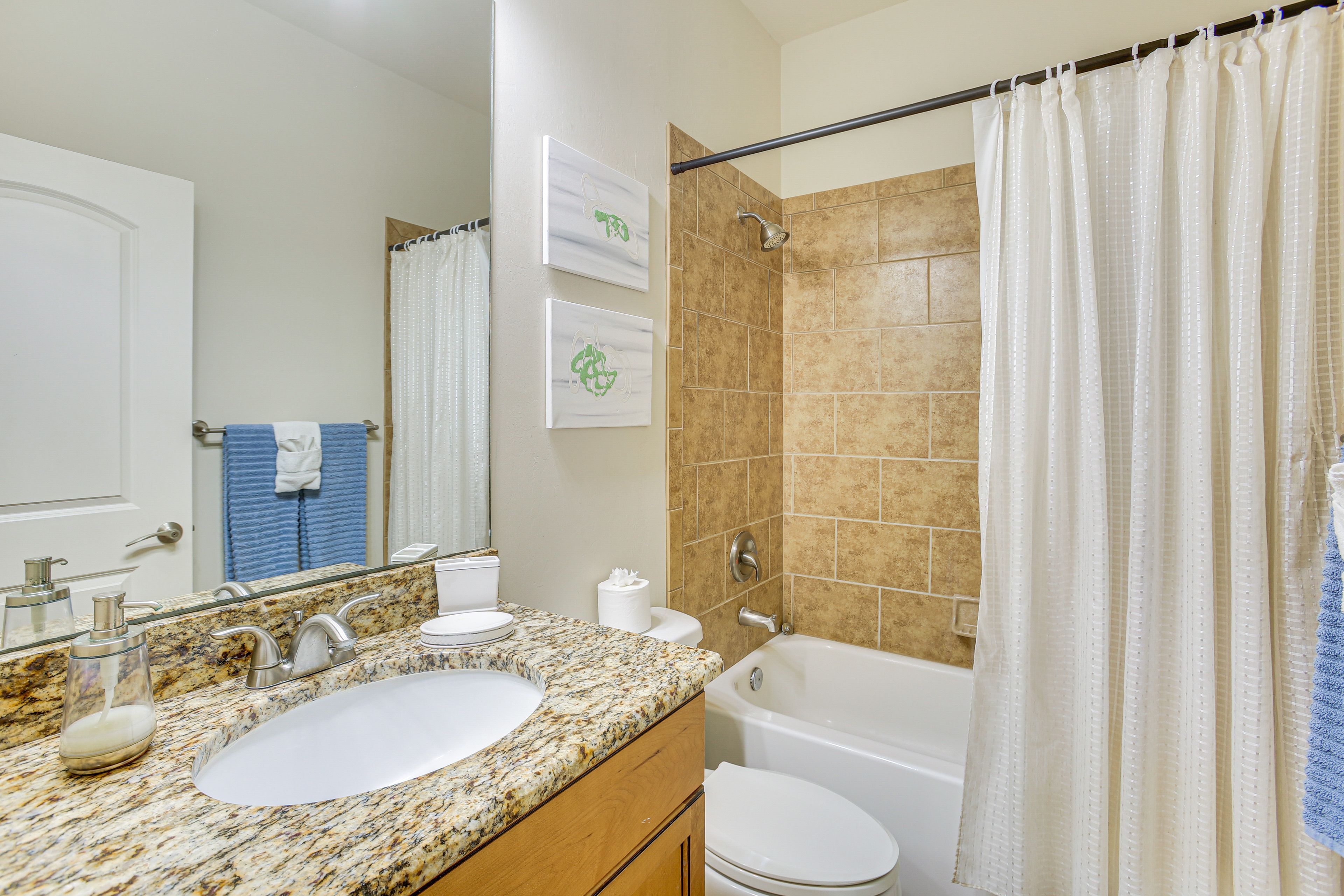Full Bathroom | Towels Provided | Shower/Tub Combo