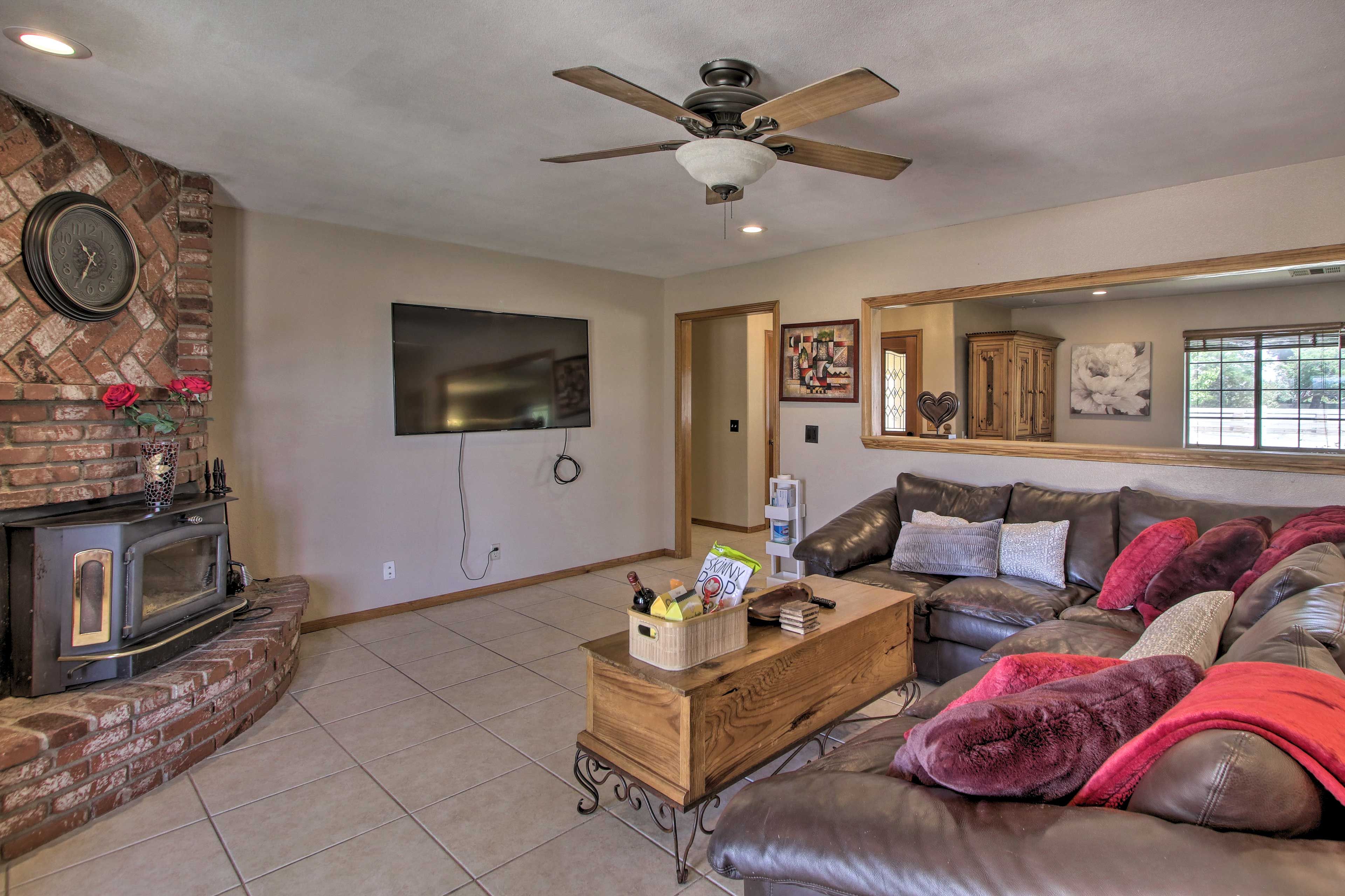 Living Room | Fireplace | Smart TV | Central A/C