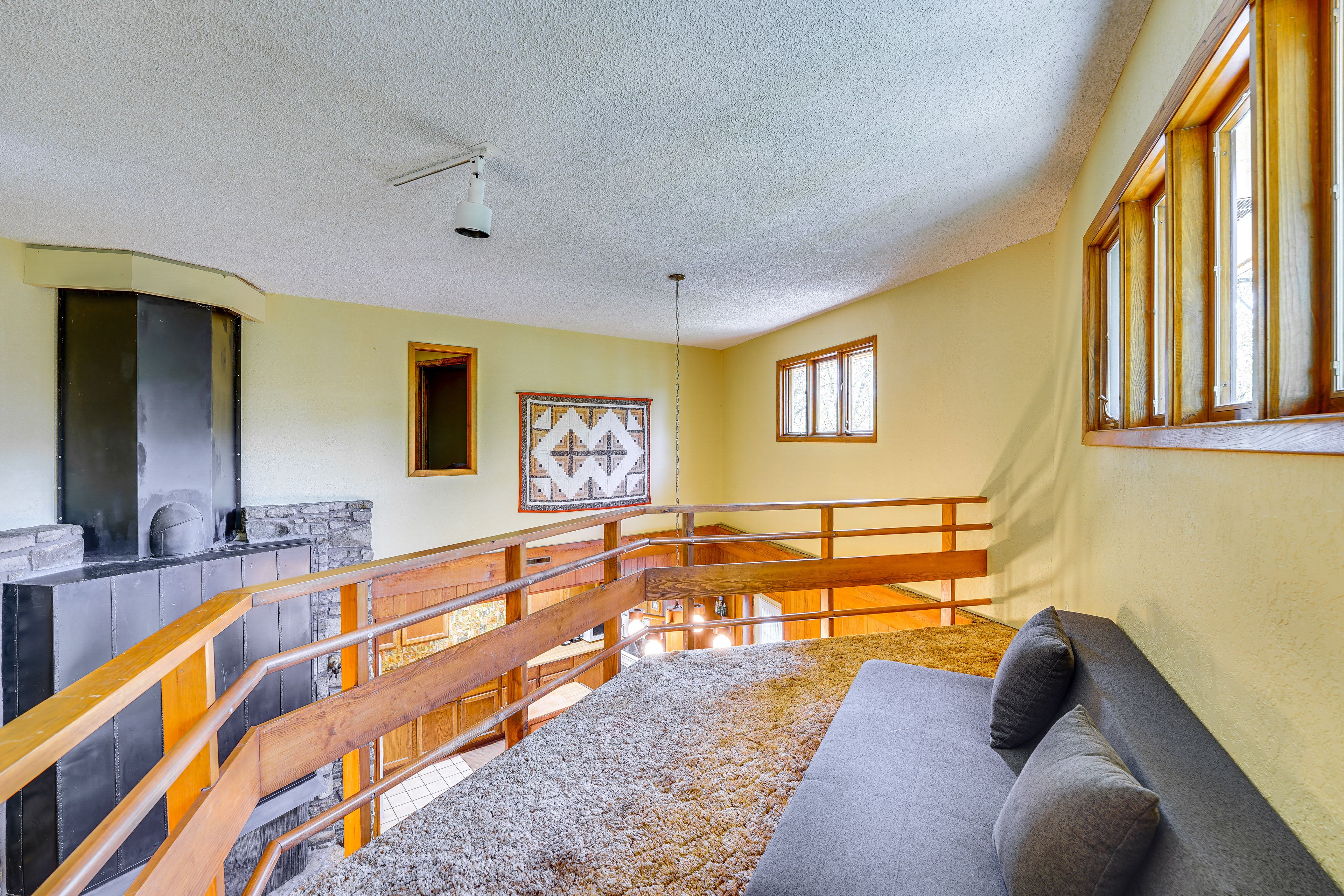 Loft | Queen Bed