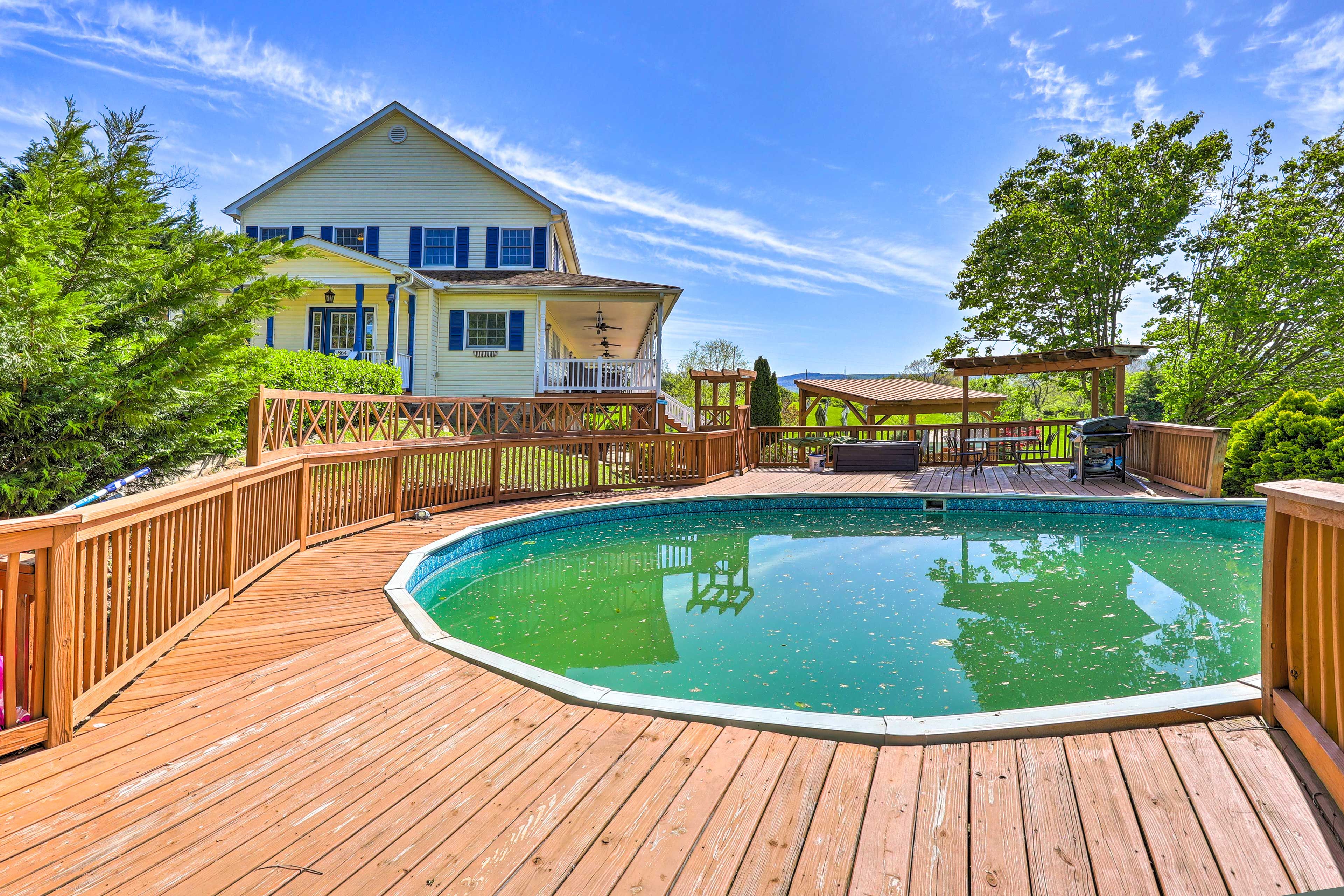 Outdoor Pool | Gas Grill
