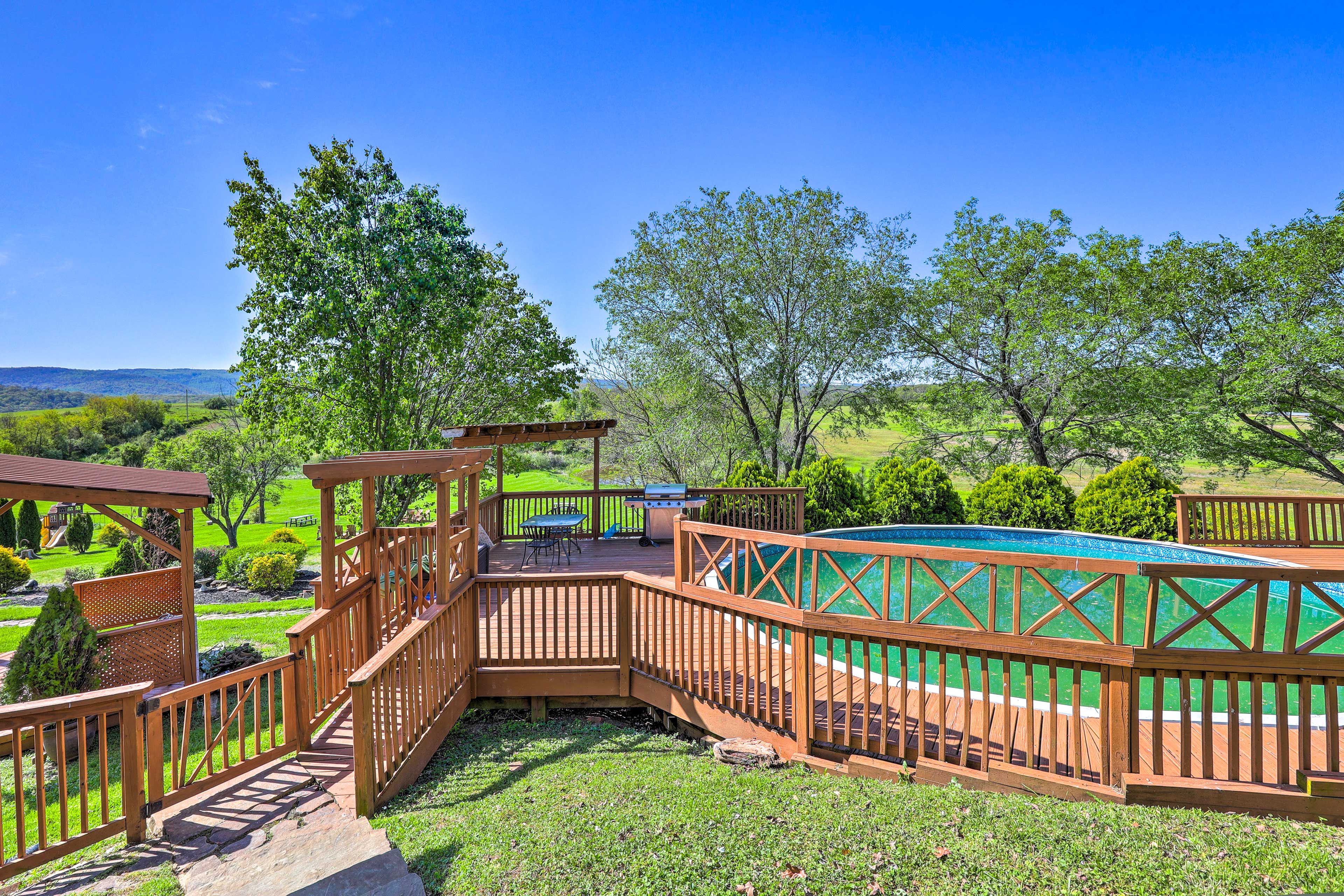 Deck/Pool Area