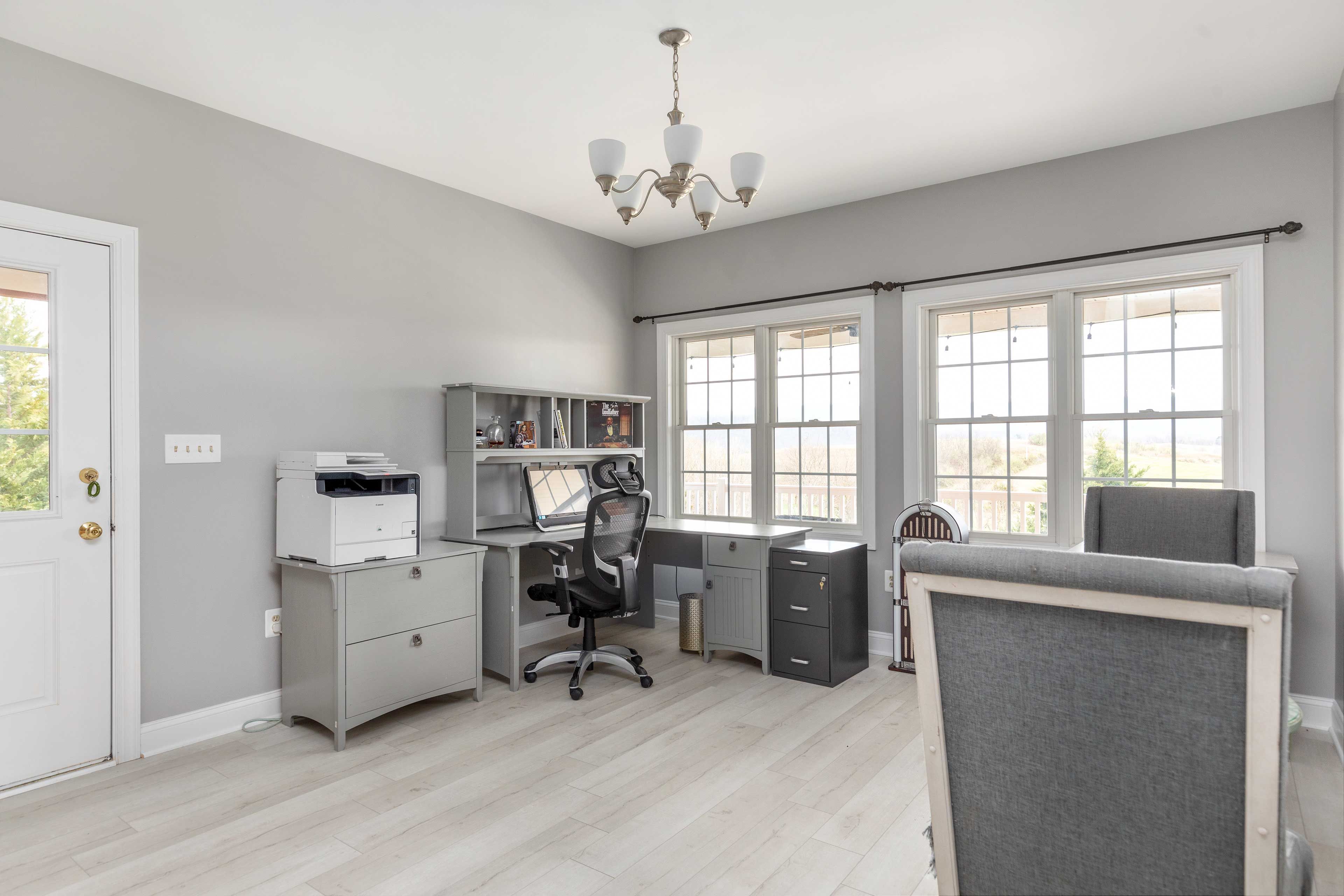 Office | Desk w/ Chair