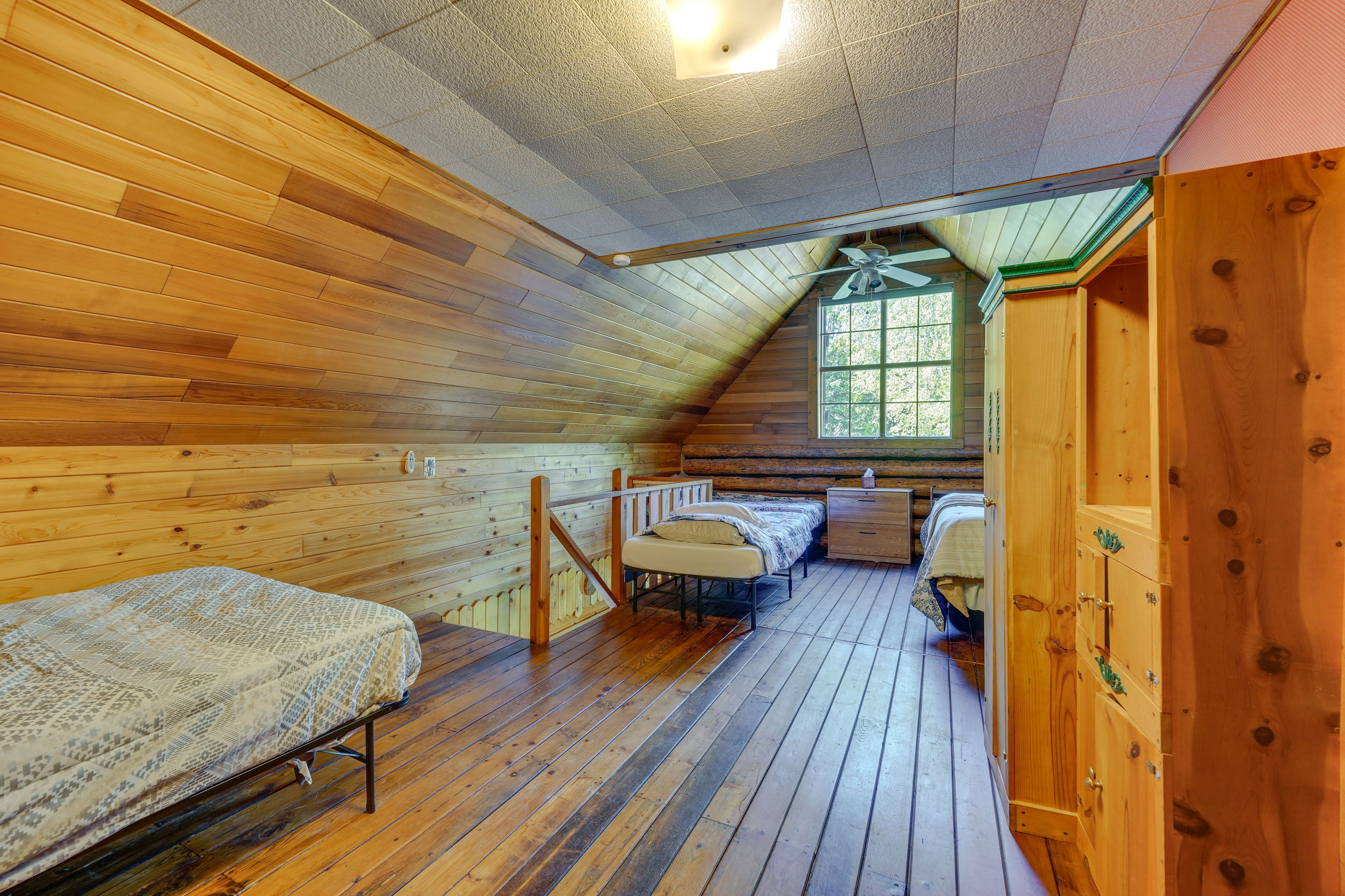 Loft | King Bed | Full Bed | 2 Twin Beds | Top Floor