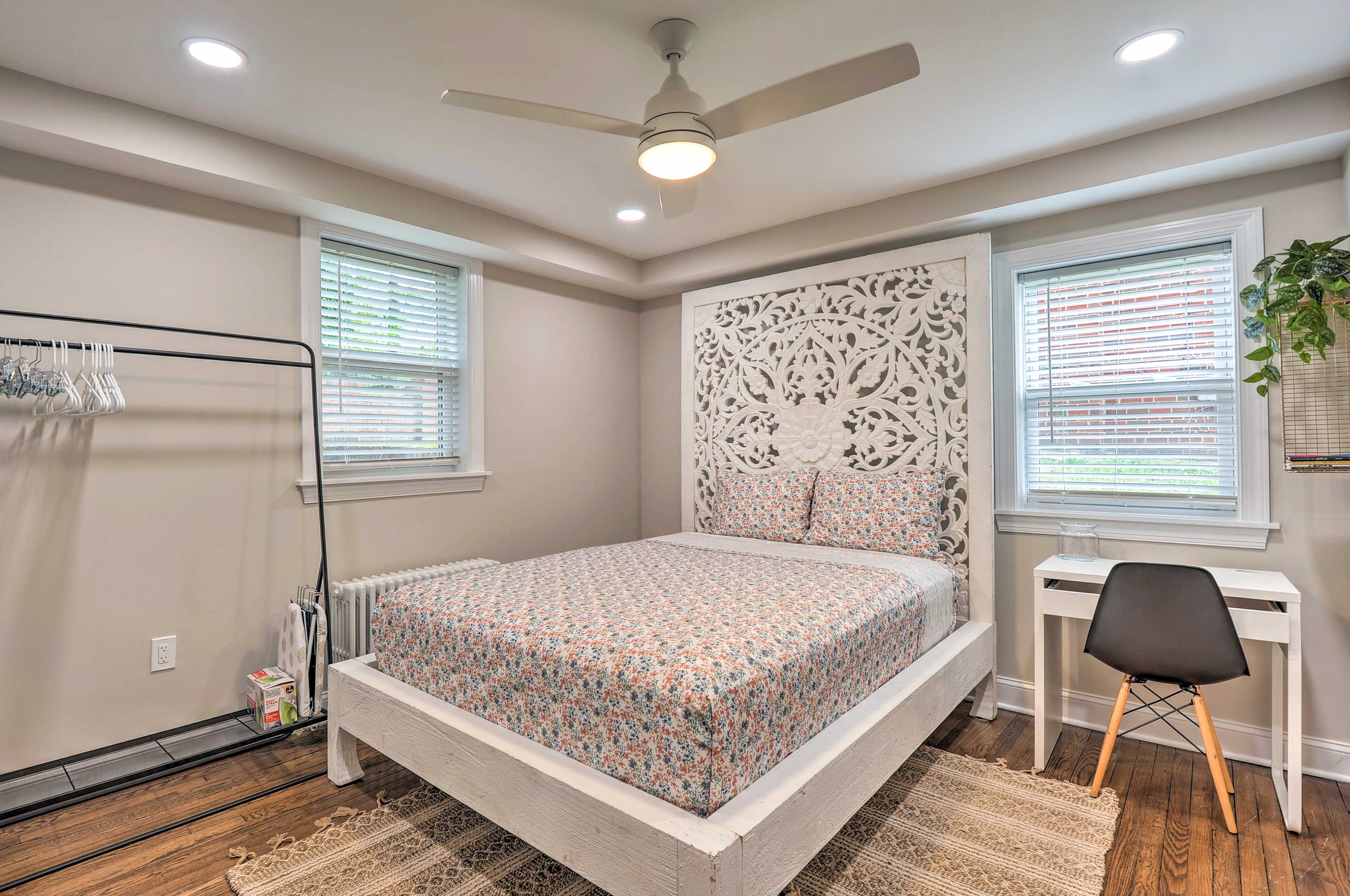 Bedroom | Queen Bed | Linens Provided | Desk