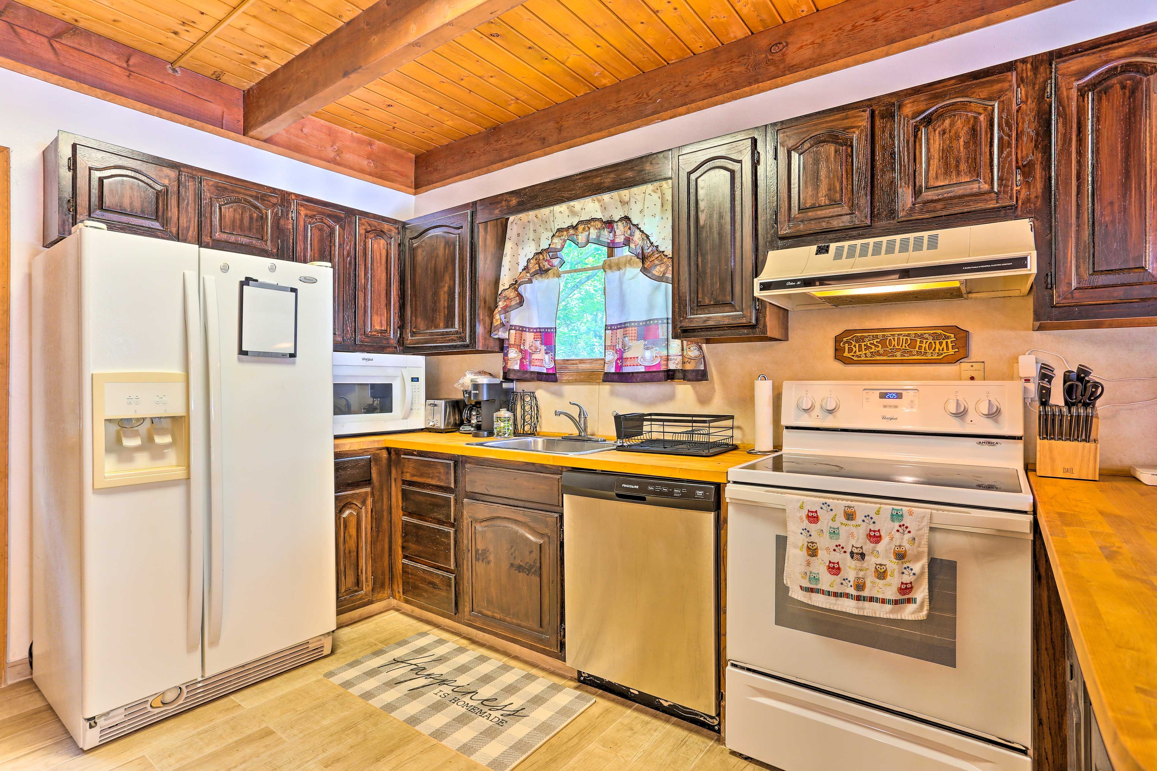 Full Kitchen | Fridge w/ Ice maker | Dishwasher | Electric Range | Microwave