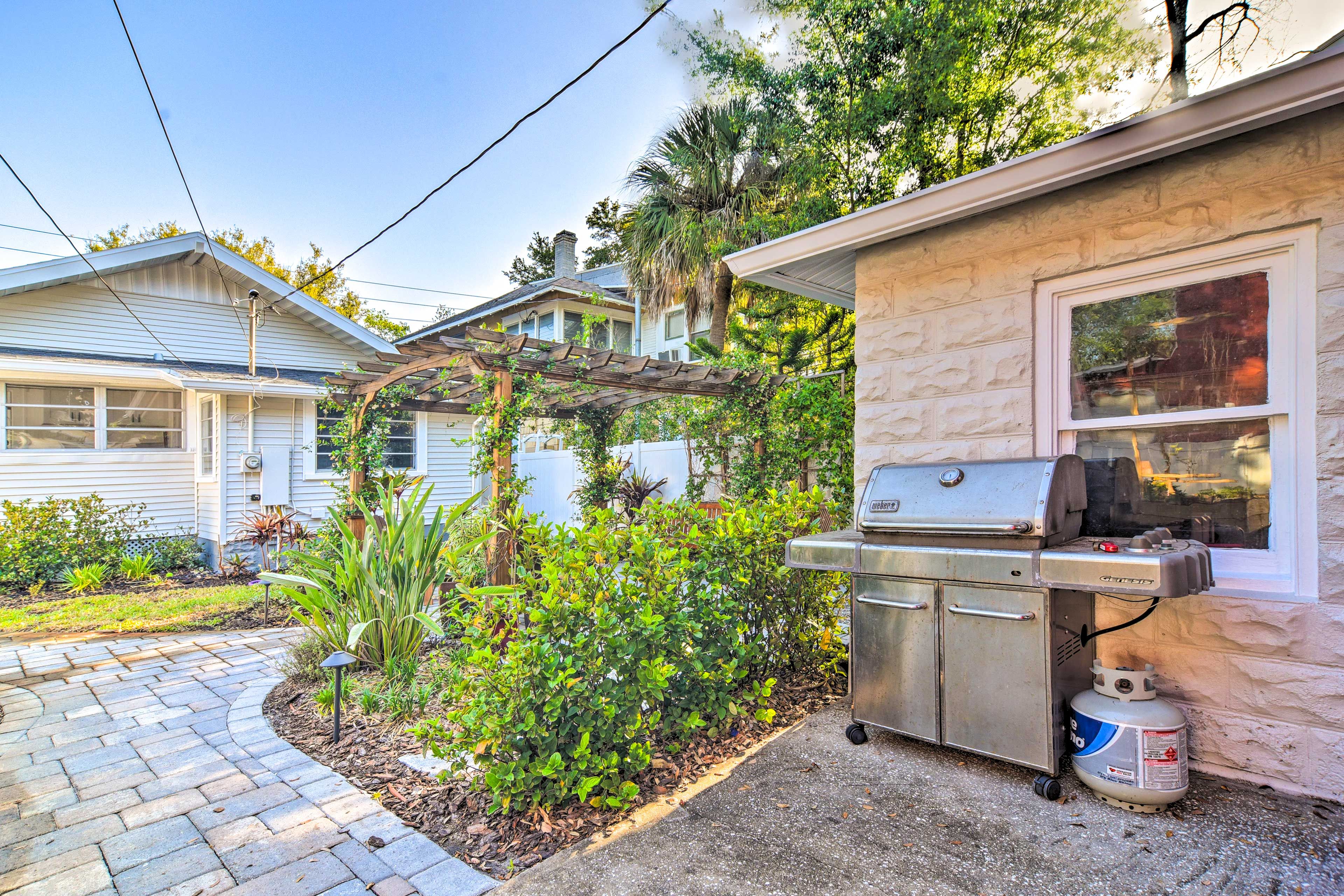 Private Yard | Charcoal & Gas Grill