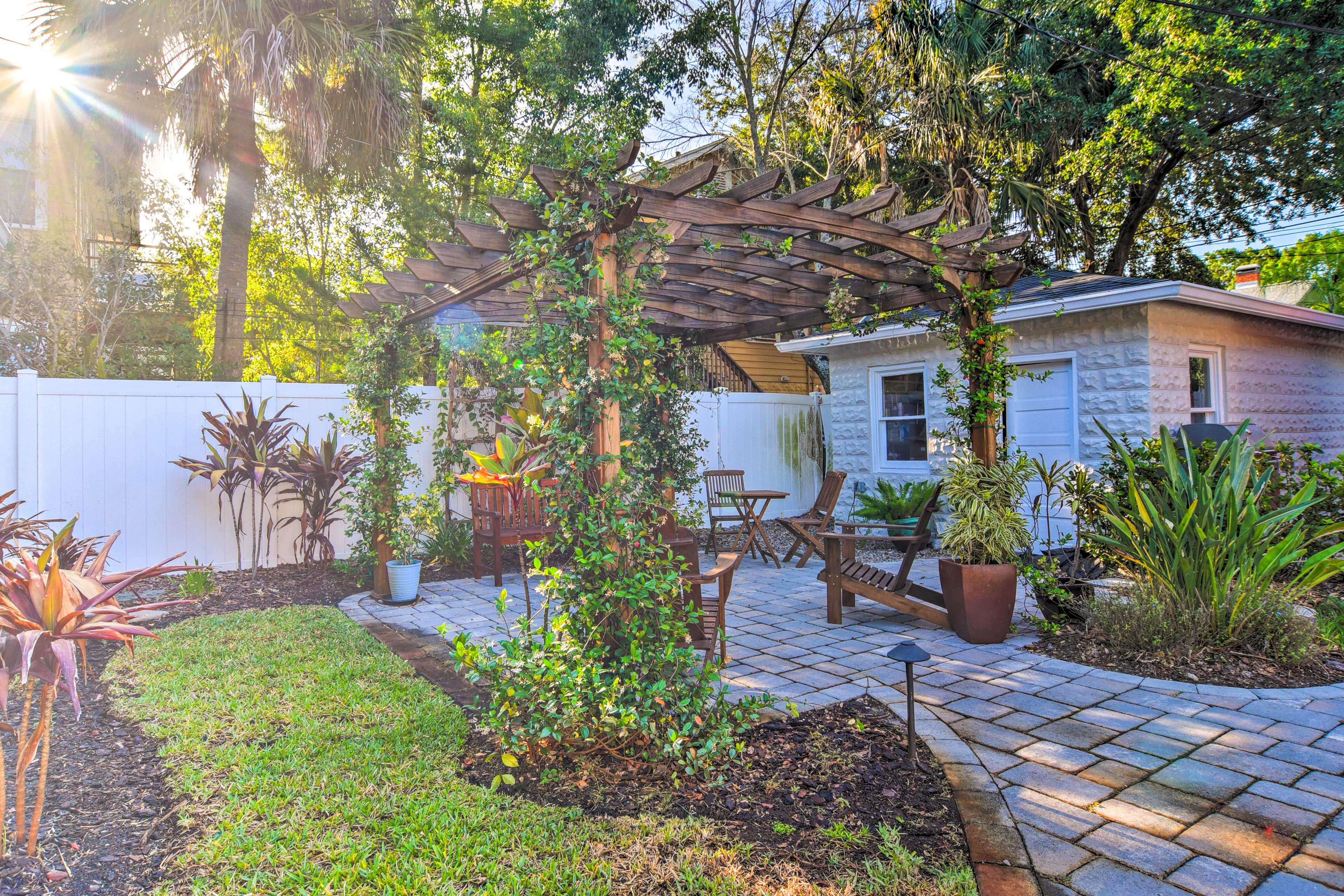 Private Yard | Pergola | Garden