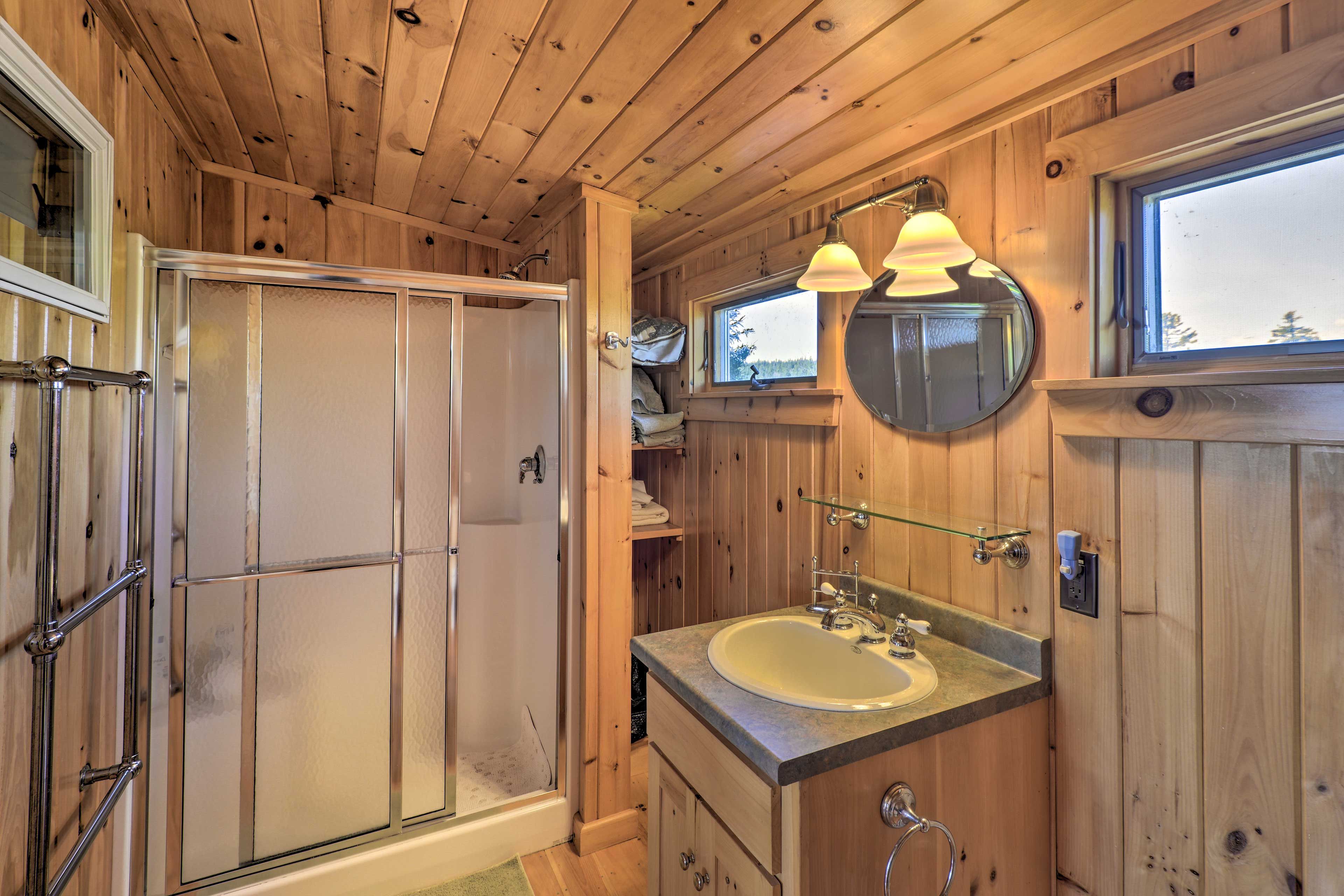 Full Bathroom | Towels Provided