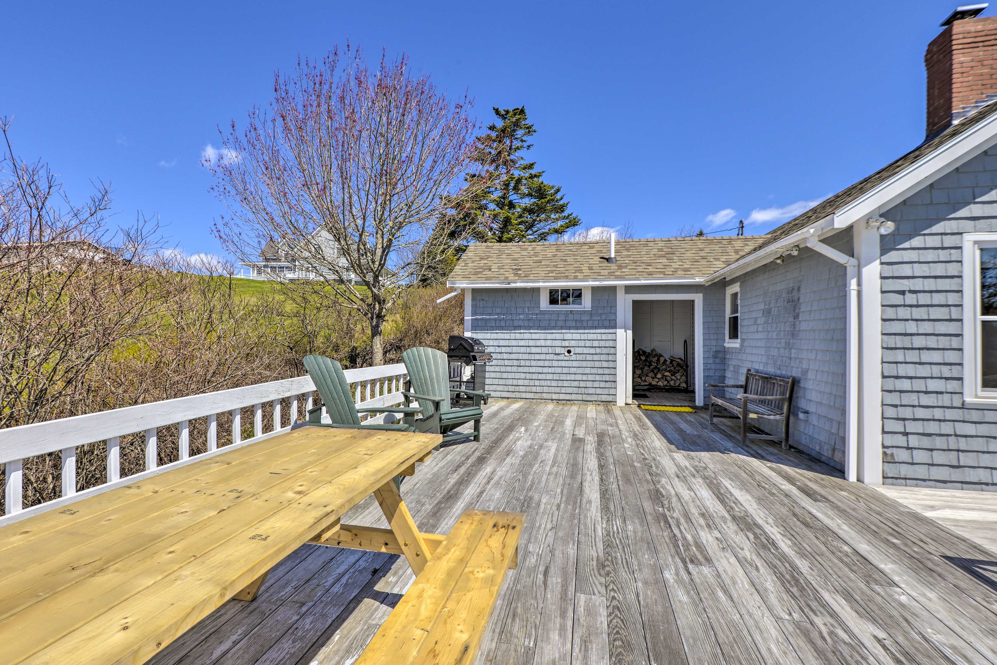Wraparound Deck | Gas Grill