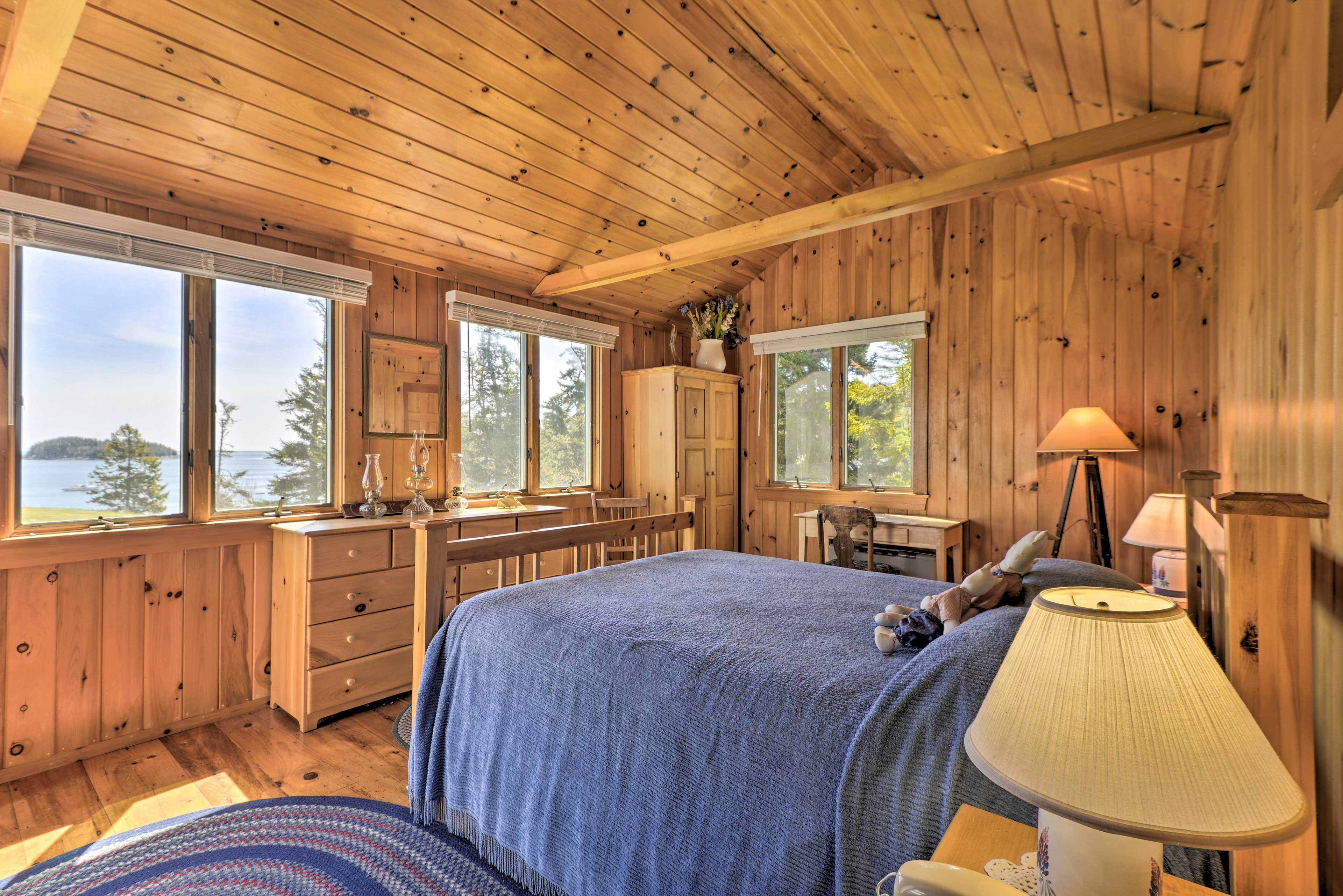 Bedroom 2 | Queen Bed | Twin Bunk Bed