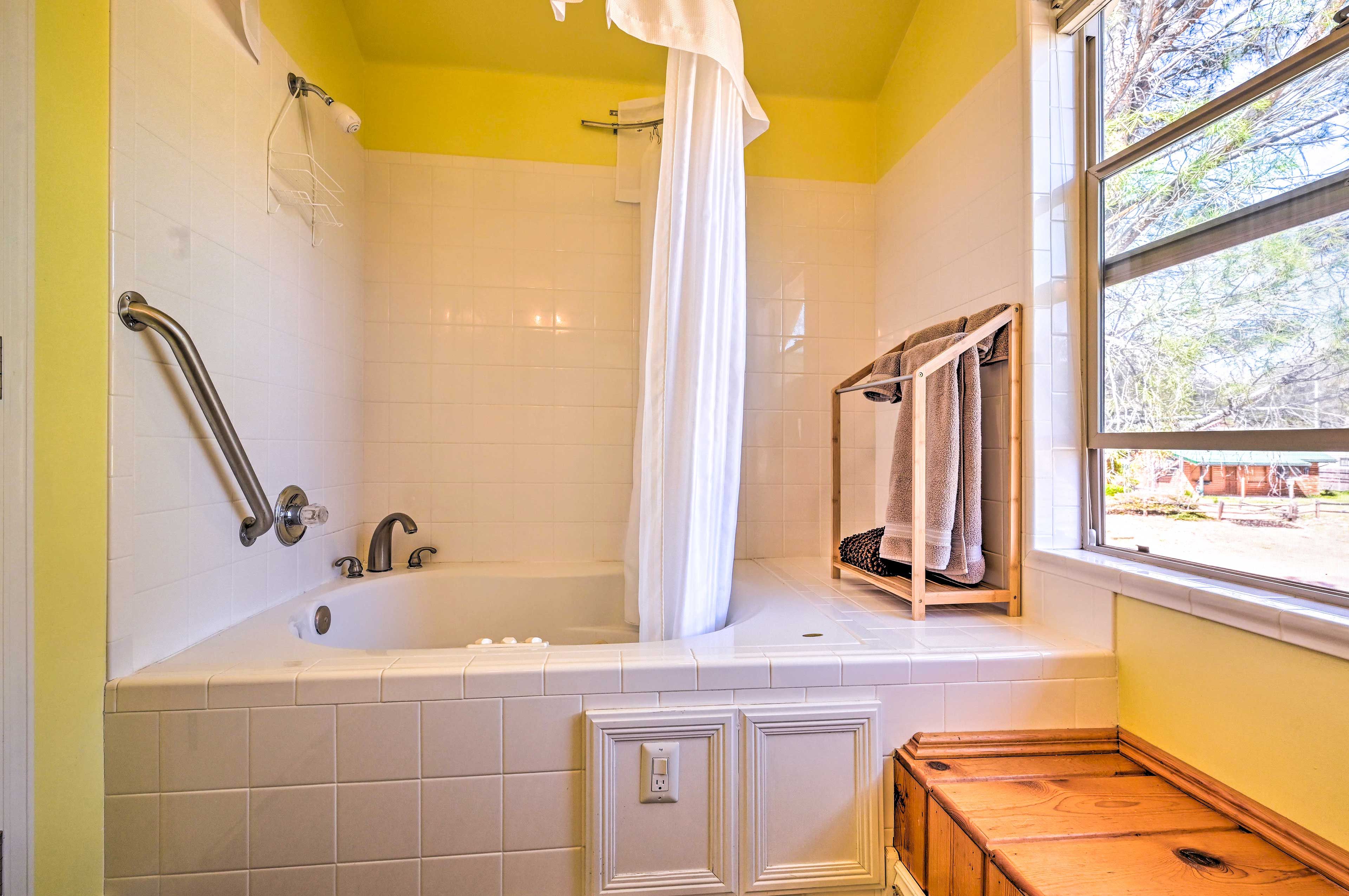 Full Bathroom | Jetted Tub